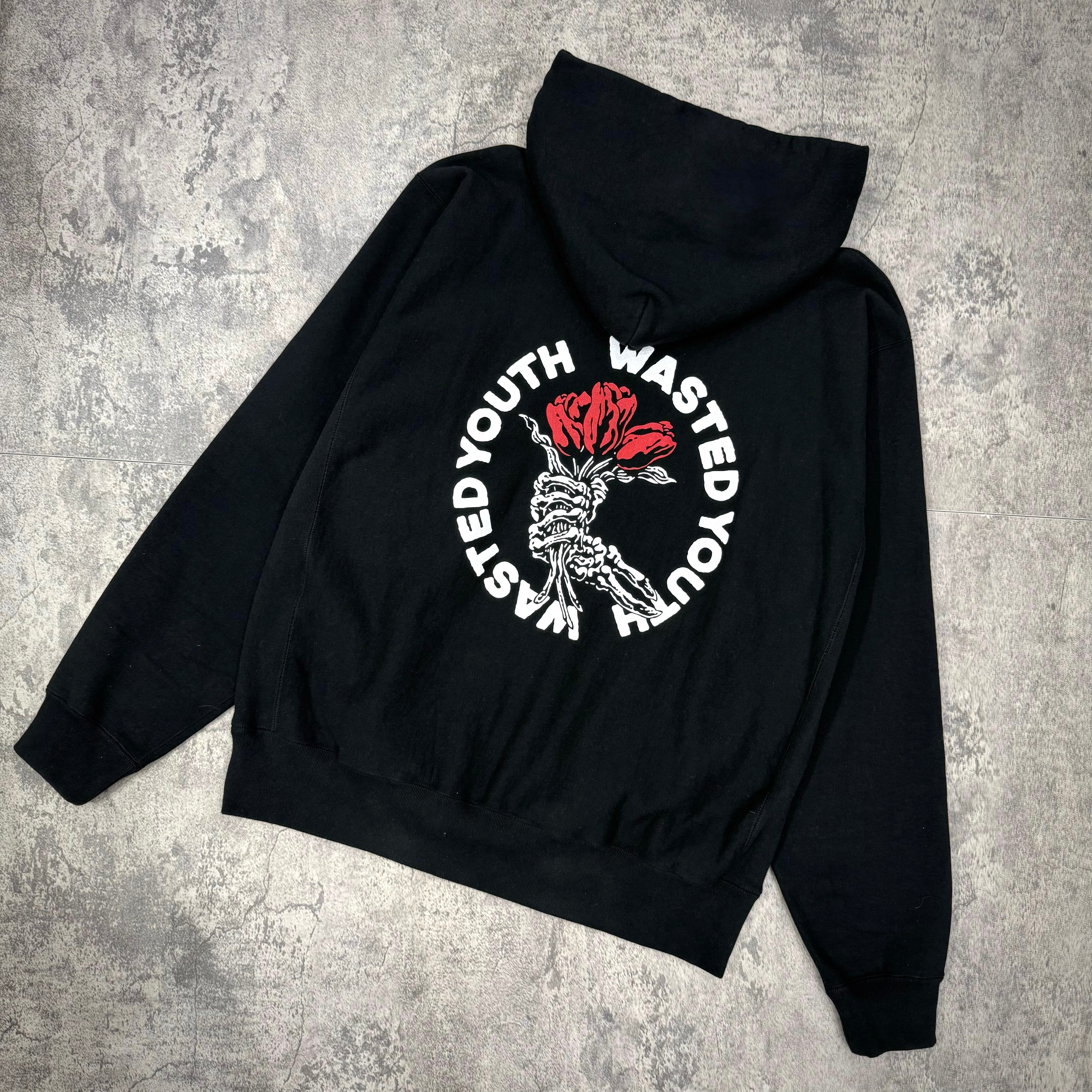 現貨 Wasted Youth Heavy Weight Hoodie #2 - Black 背面設計,紅色花朵圖案,字體圍繞 Wasted Youth.