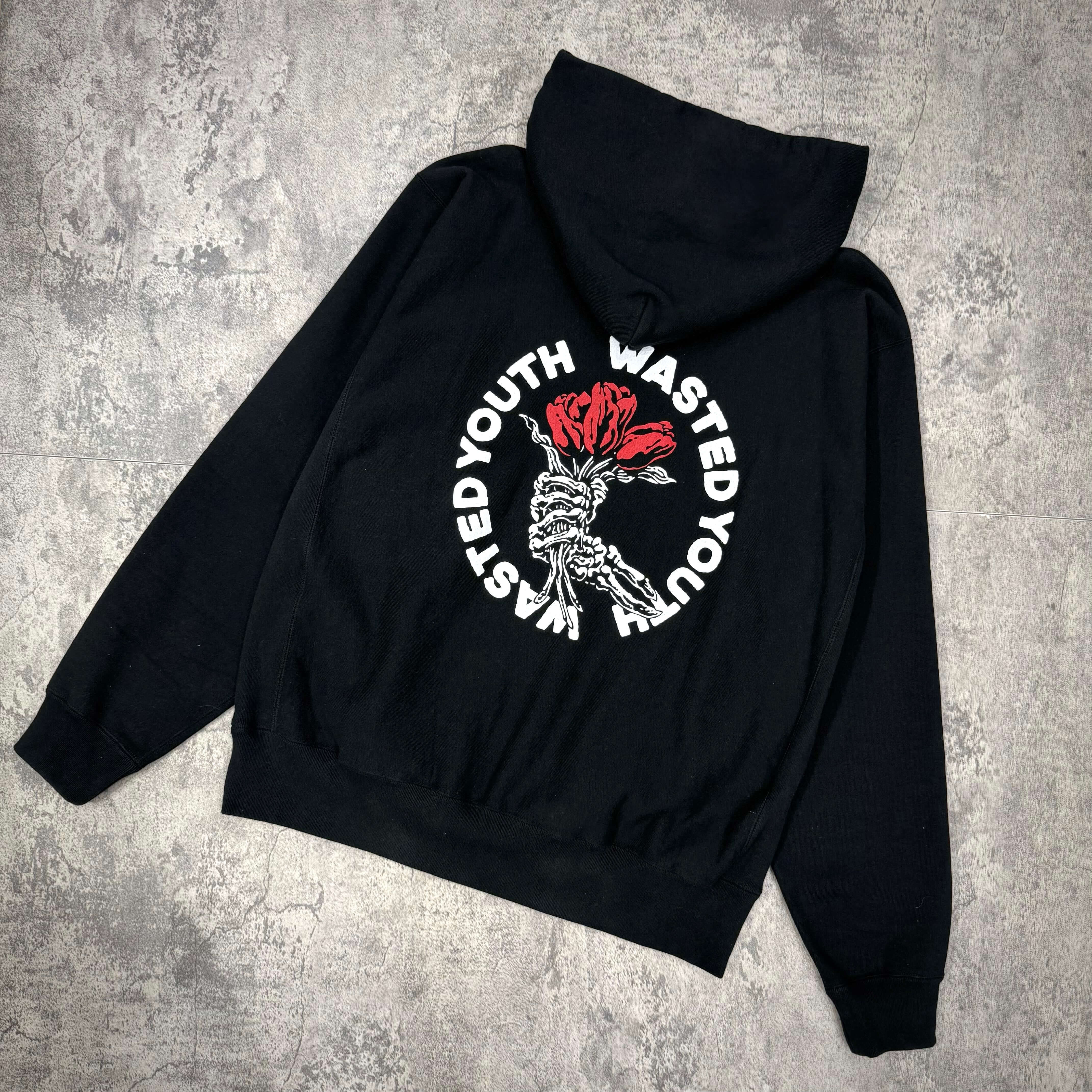現貨 Wasted Youth Heavy Weight Hoodie #2 - Black 背面設計,紅色花朵圖案,字體圍繞 Wasted Youth.