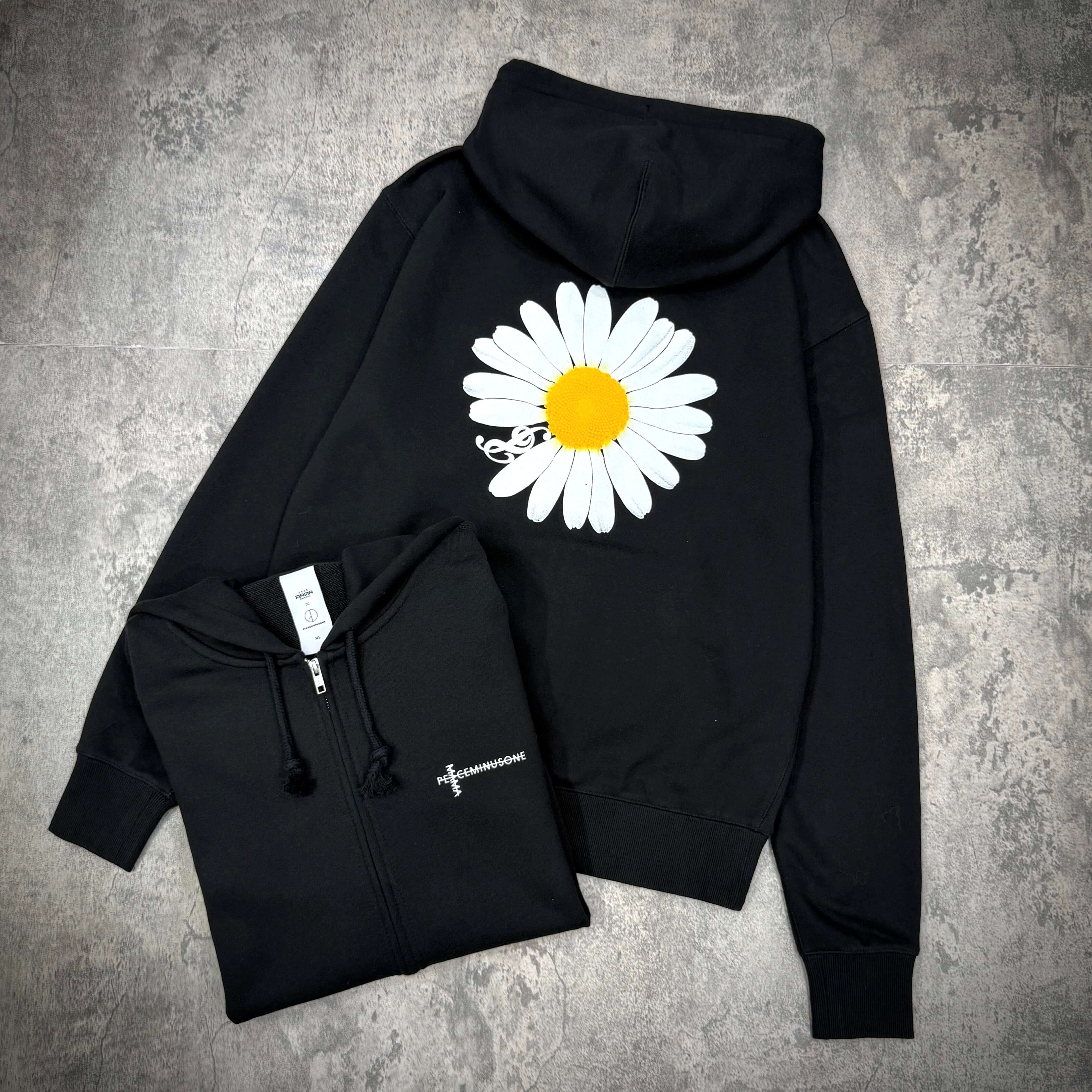 現貨 Peaceminusone G Dragon x 2025 MAMA Awards Zip Up - Black / Grey, 配有雛菊圖案的黑色連帽衫。