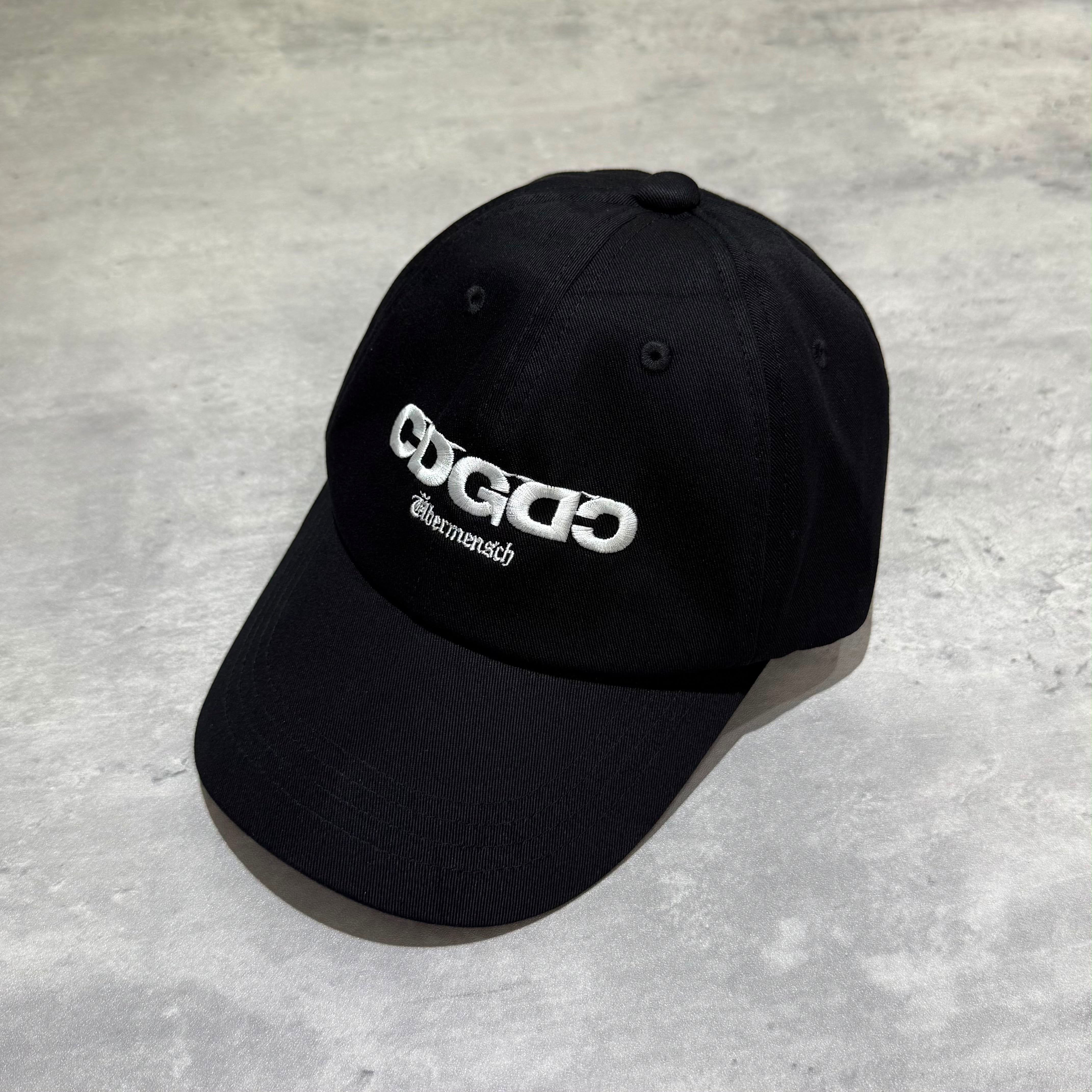 現貨 CDG x G-DRAGON Ubermensch Classic Cap，黑色帽子，前面有標誌，時尚配件