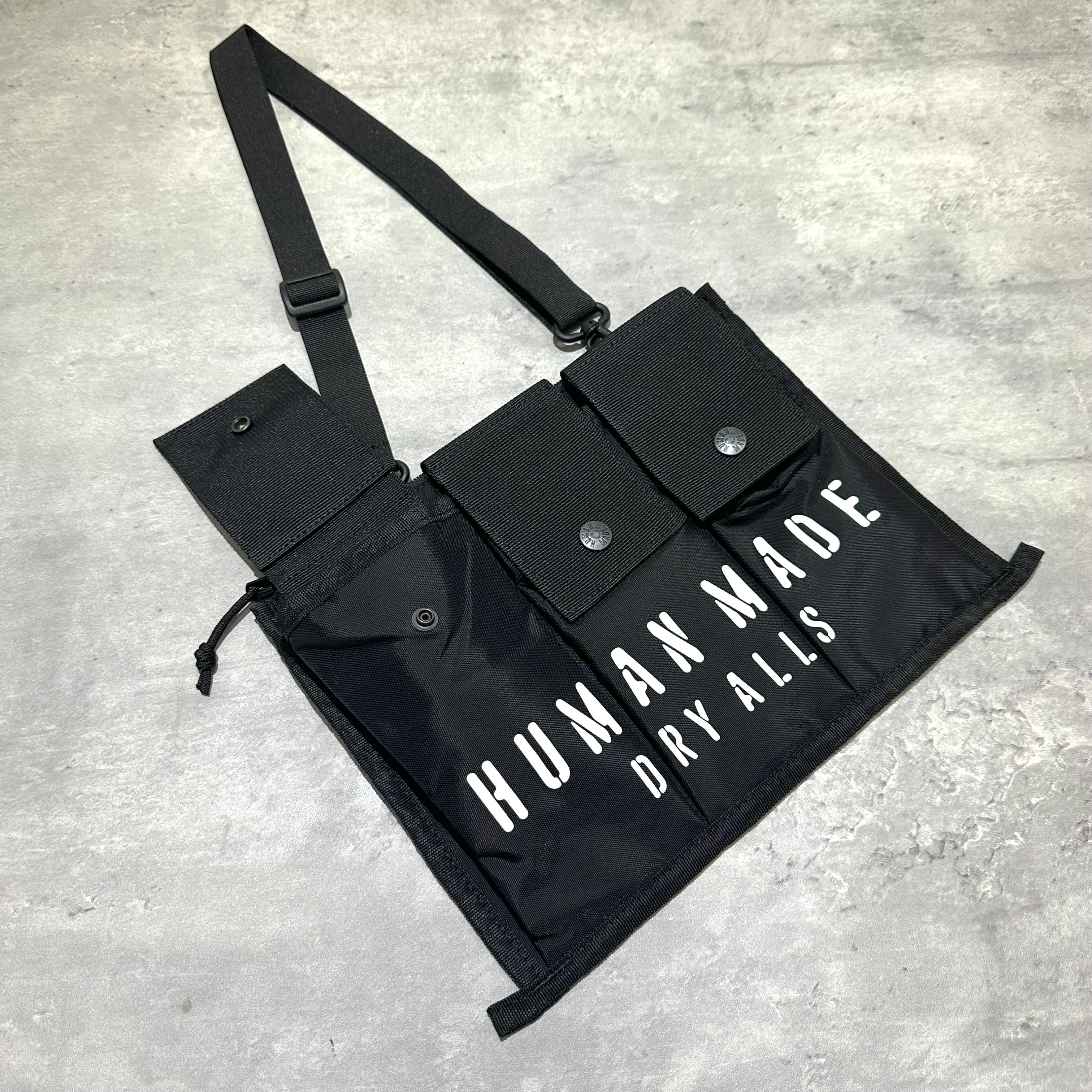 Human Made Military Shoulder Bag HM32GD011，黑色，設計有多個口袋，適合日常使用的實用肩背包。