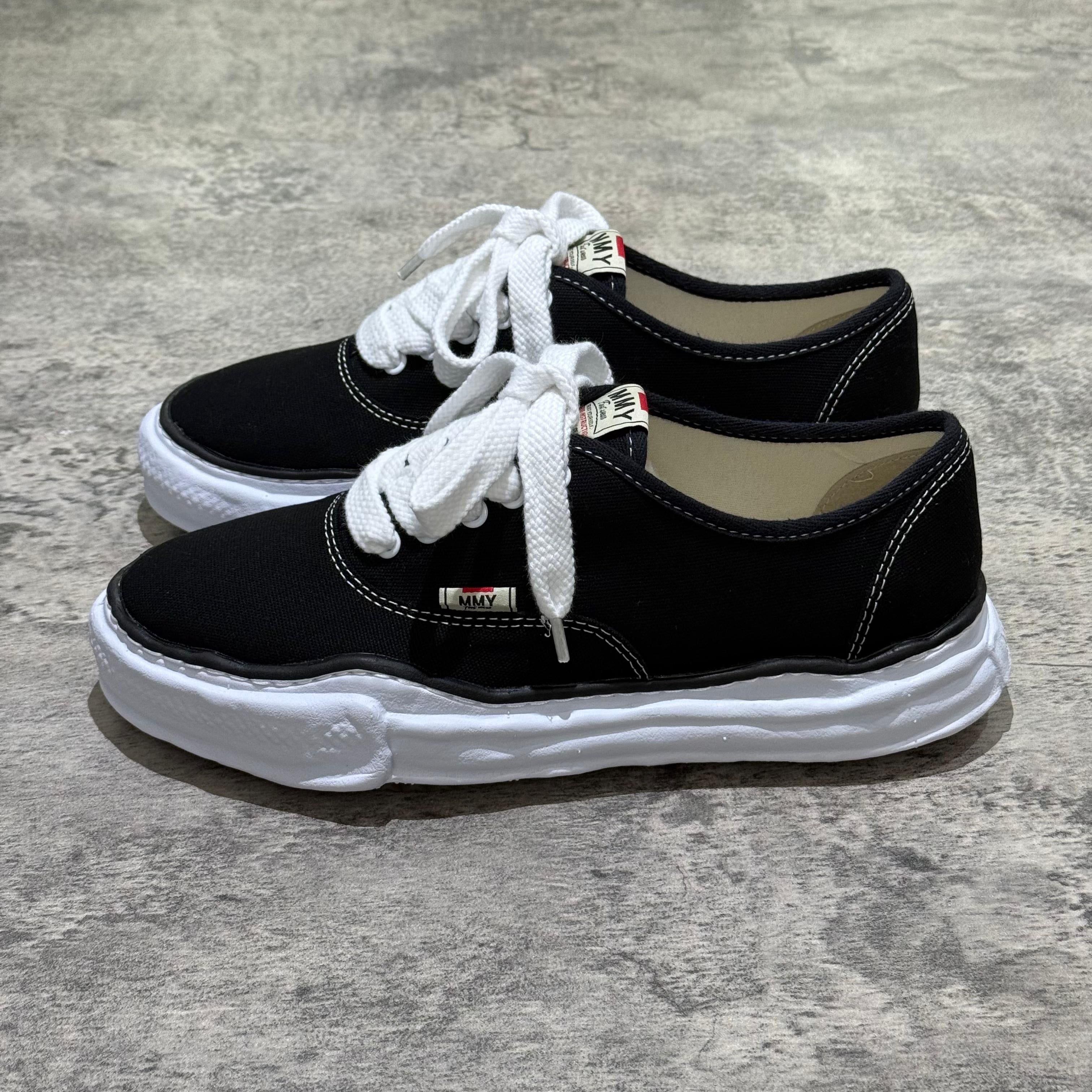 MMY BAKER OG Canvas - Black sneakers with white laces on a textured surface