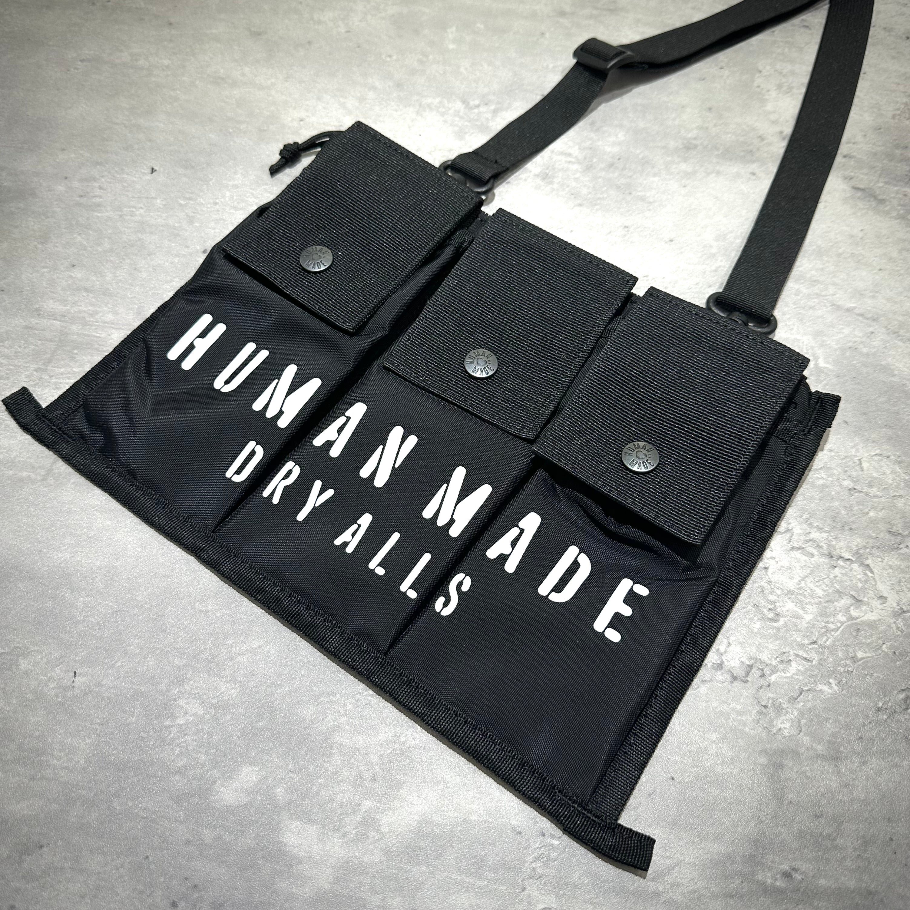 Human Made Military Shoulder Bag HM32GD011，黑色設計，配有三個口袋，時尚與功能兼具。