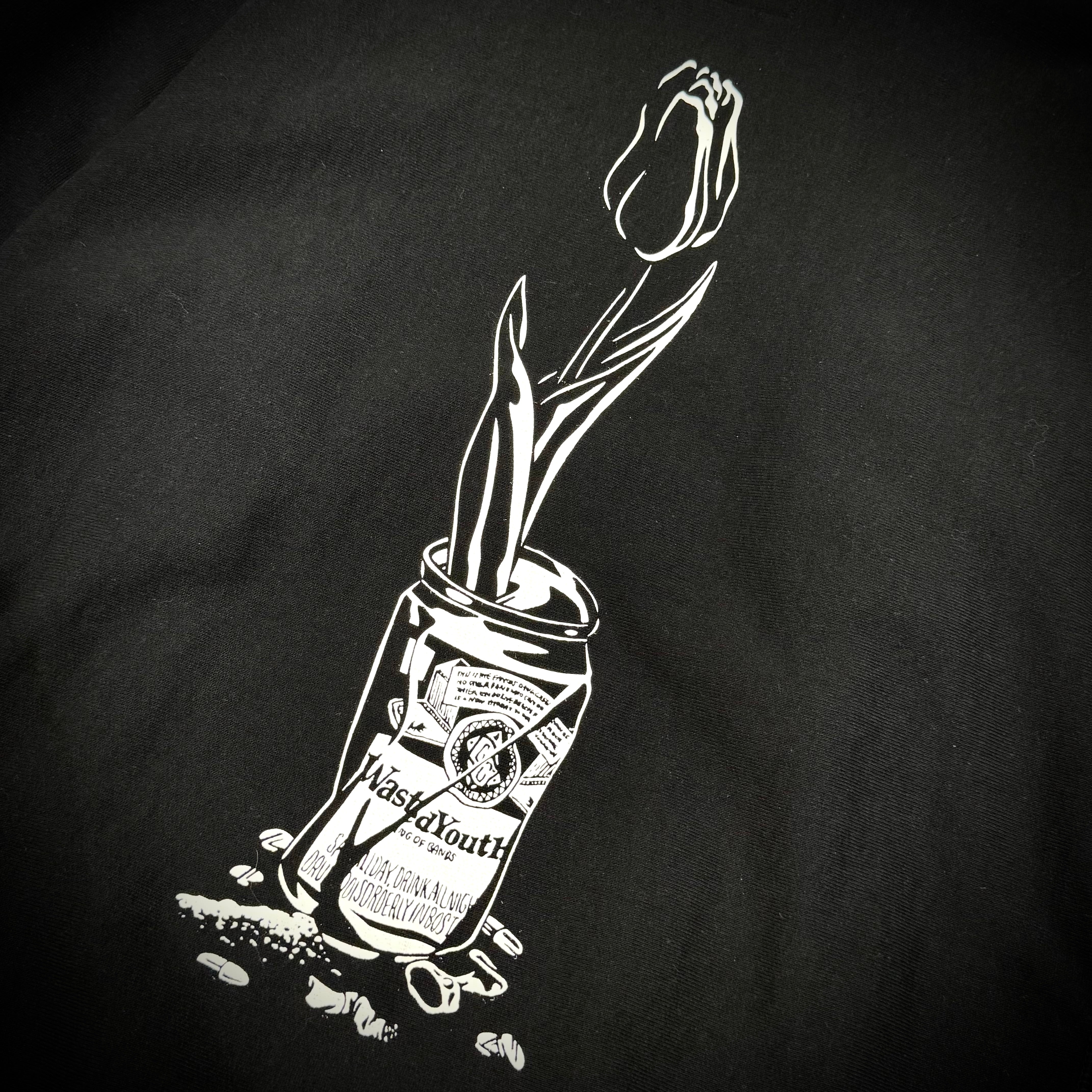 Wasted Youth Hoodie - Black花瓶設計，包含一朵郁金香和Wasted Youth標誌，藝術風格印刷
