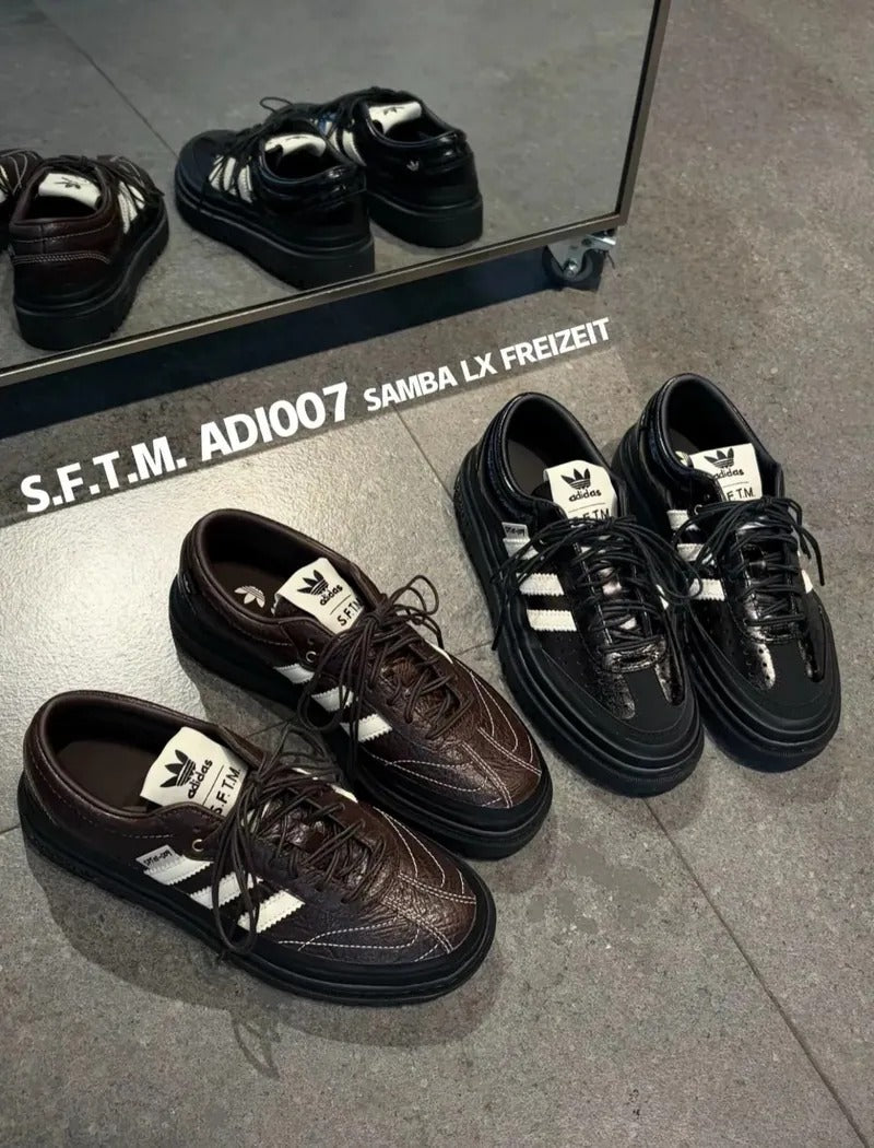 adidas Samba LX Freizeit x Song For The Mute 鞋子，黑色和棕色款式，展示於反射地面上。