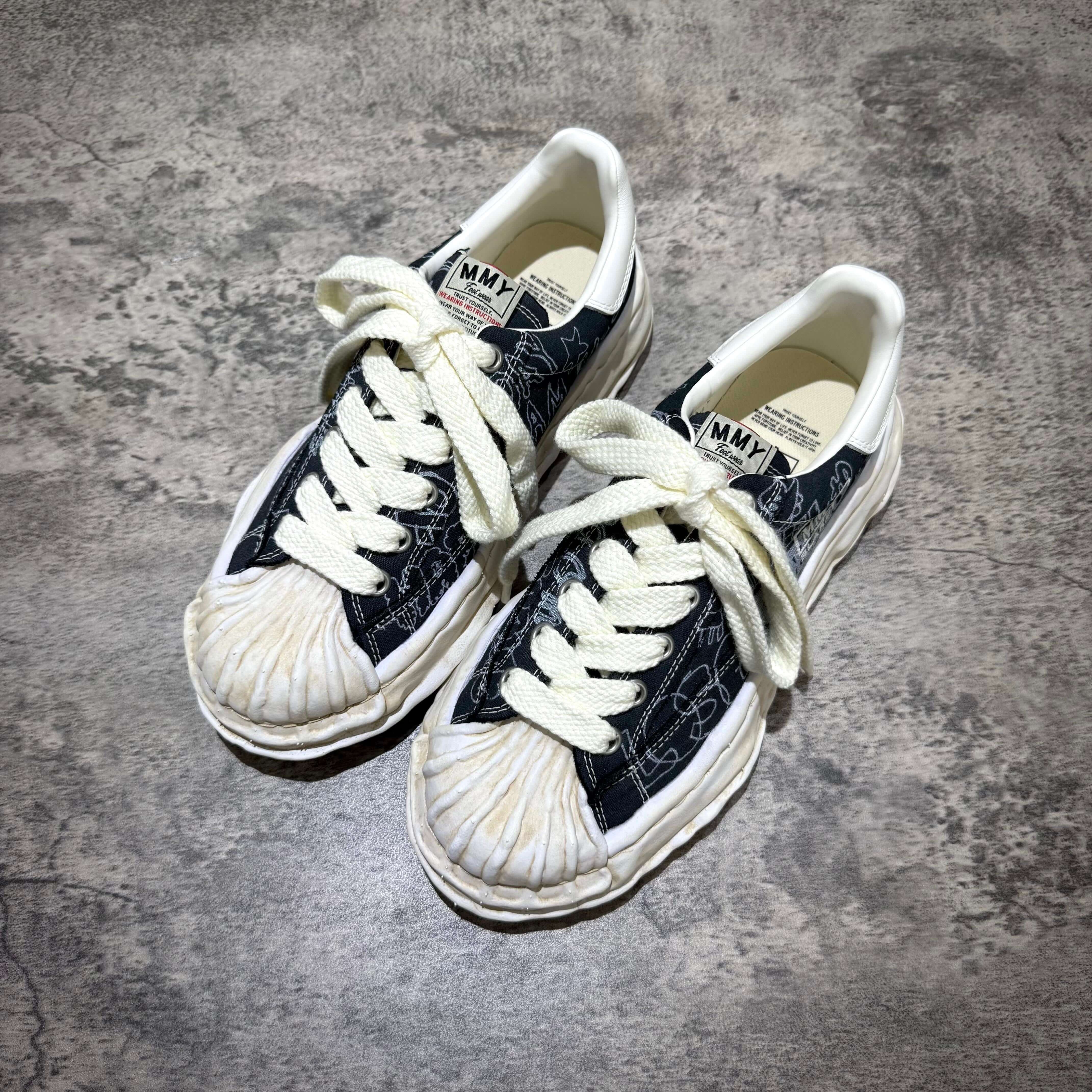 MMY BLAKEY Graffiti Printed Canvas Low sneakers with white laces on a textured surface