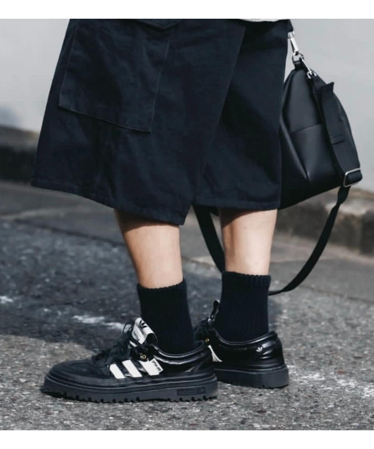 adidas Samba LX Freizeit x Song For The Mute 穿搭，黑色短褲與黑色襪子搭配黑色鞋子