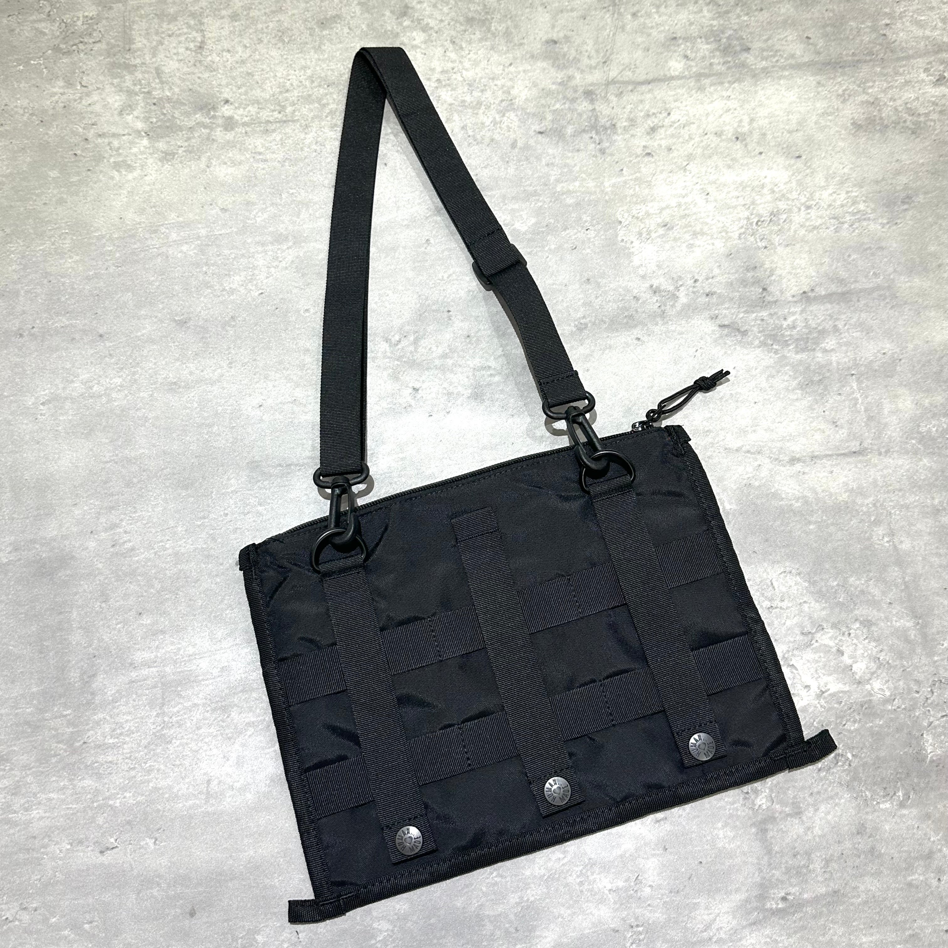 Human Made Military Shoulder Bag HM32GD011，黑色設計，包含可調式肩帶的軍事風格背包。