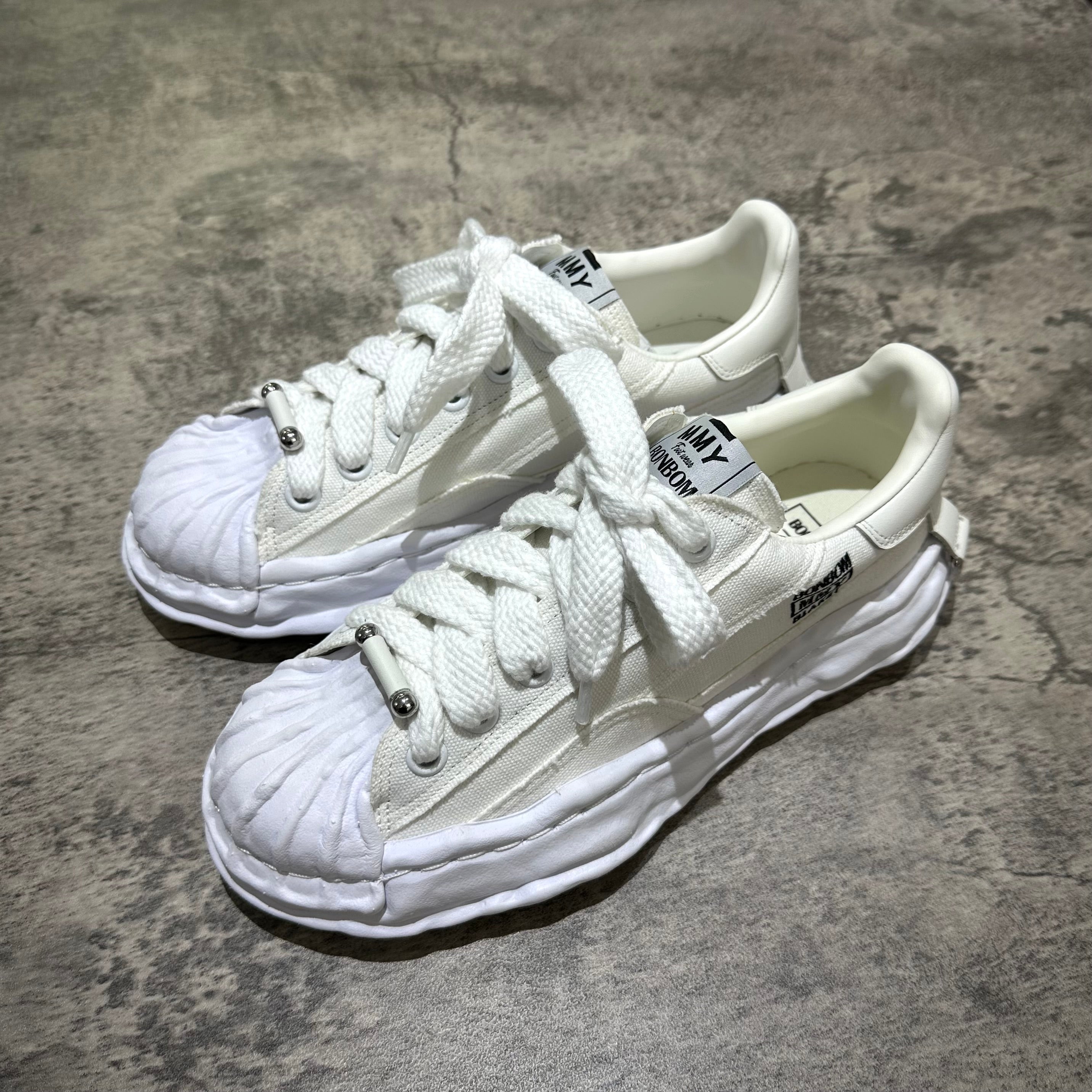 BONBOM x Maison Mihara Yasuhiro MMY BLAKEY OG Canvas - White
Sku: C14FW701 - White