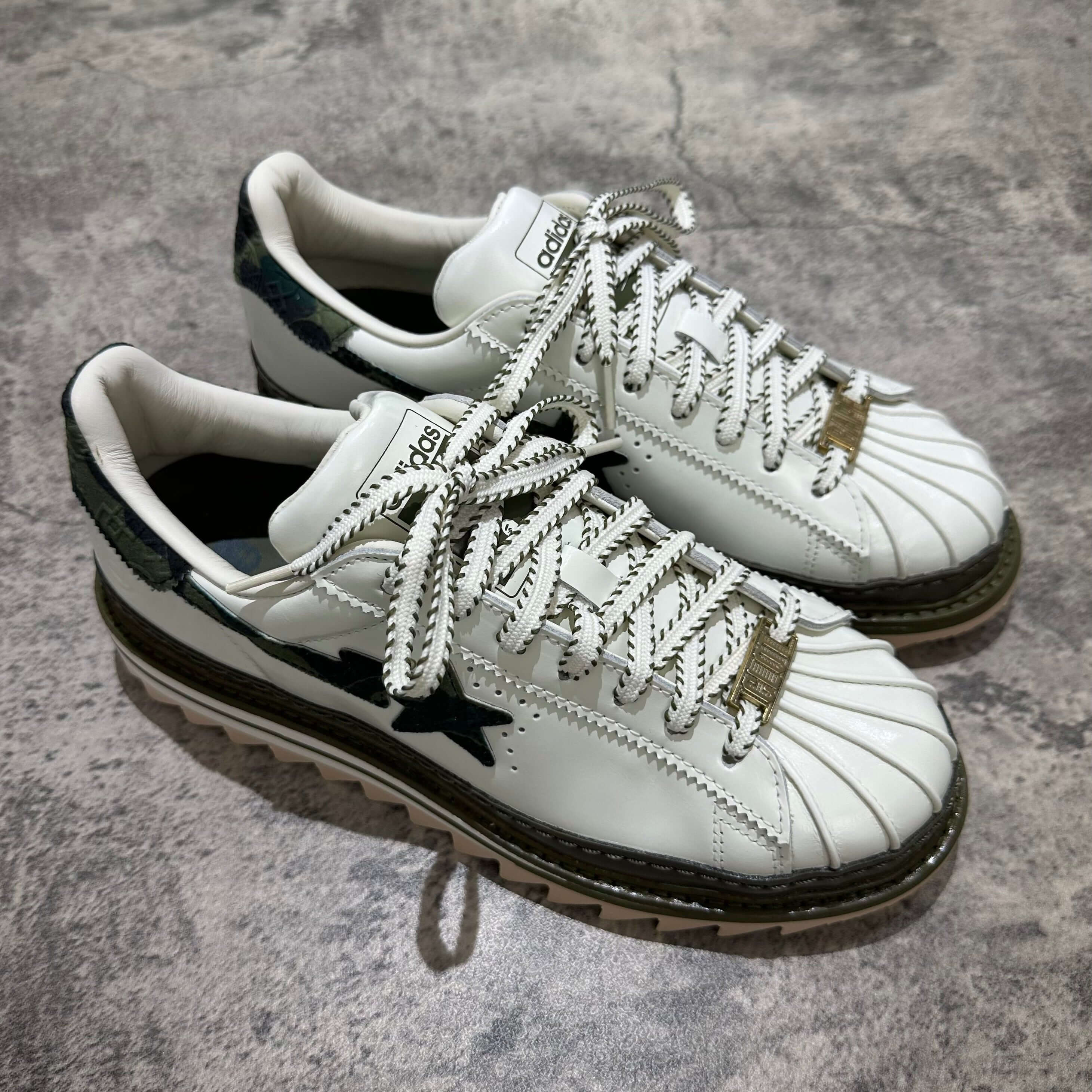 現貨 CLOT x BAPE x Adidas Superstar 白色運動鞋，帶有精緻設計和獨特的鞋帶風格。