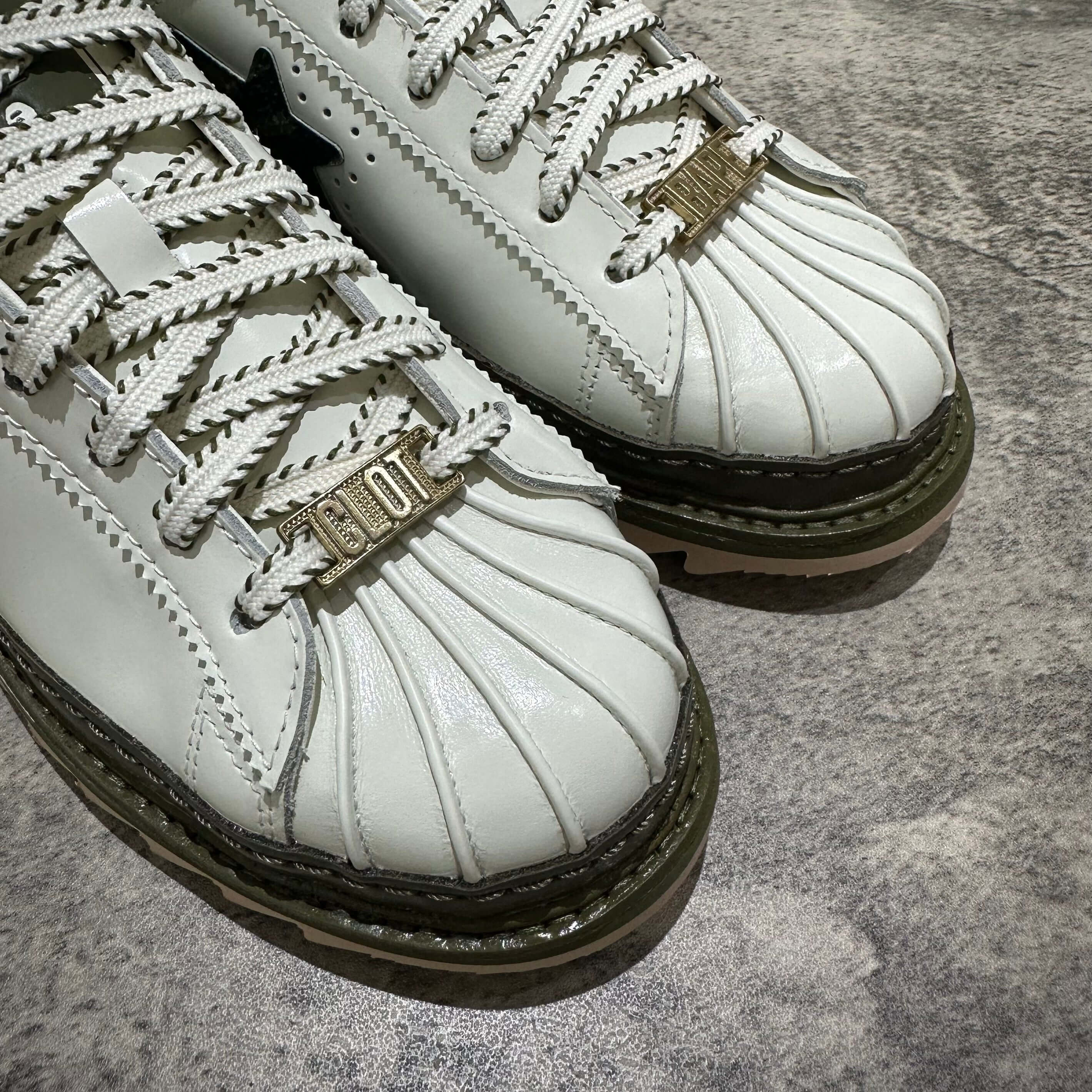 現貨 CLOT x BAPE x Adidas Superstar 鞋款的白色鞋頭特寫，展現精緻的細節與設計。
