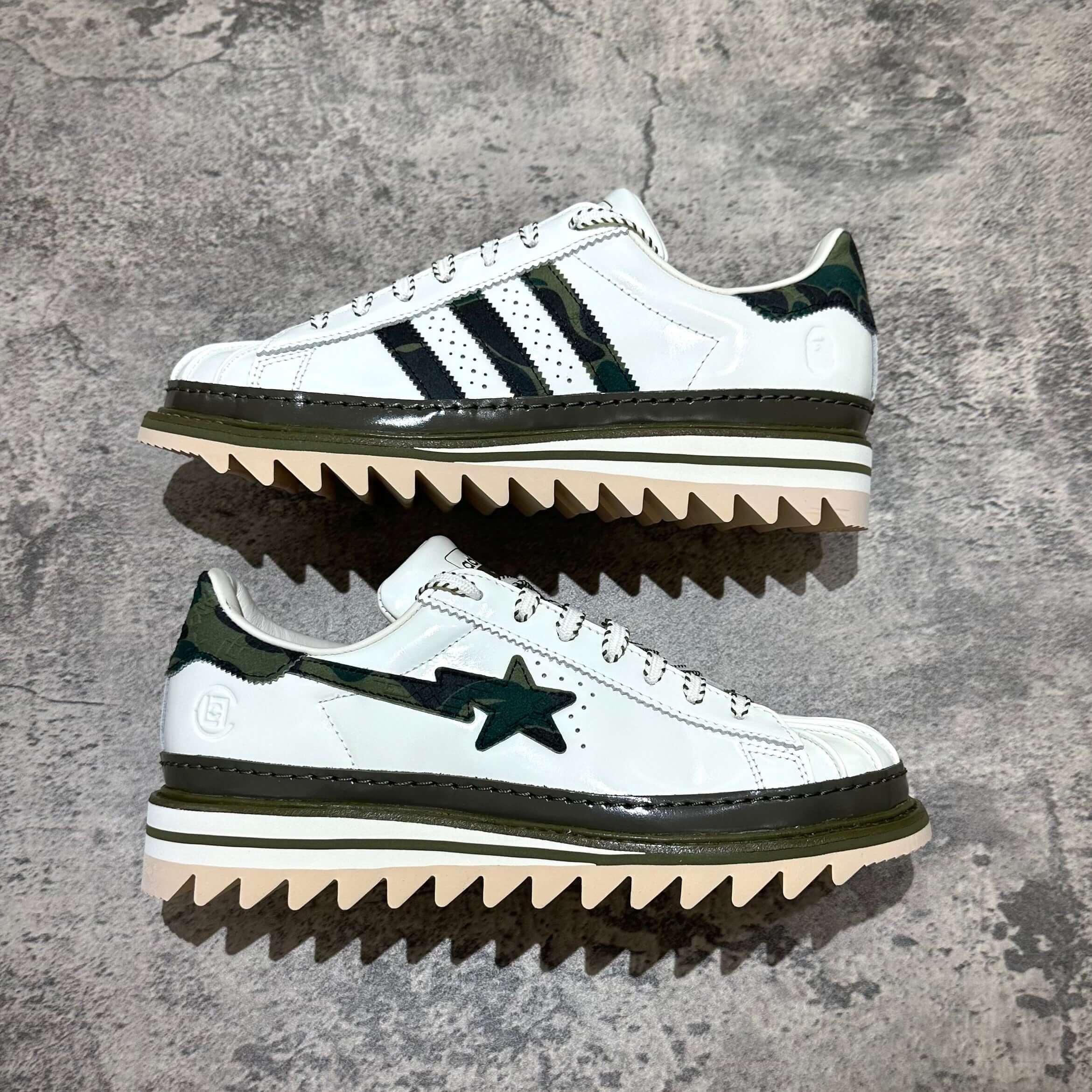 現貨 CLOT x BAPE x Adidas Superstar 鞋款，白色設計搭配綠色細節與特別鞋底