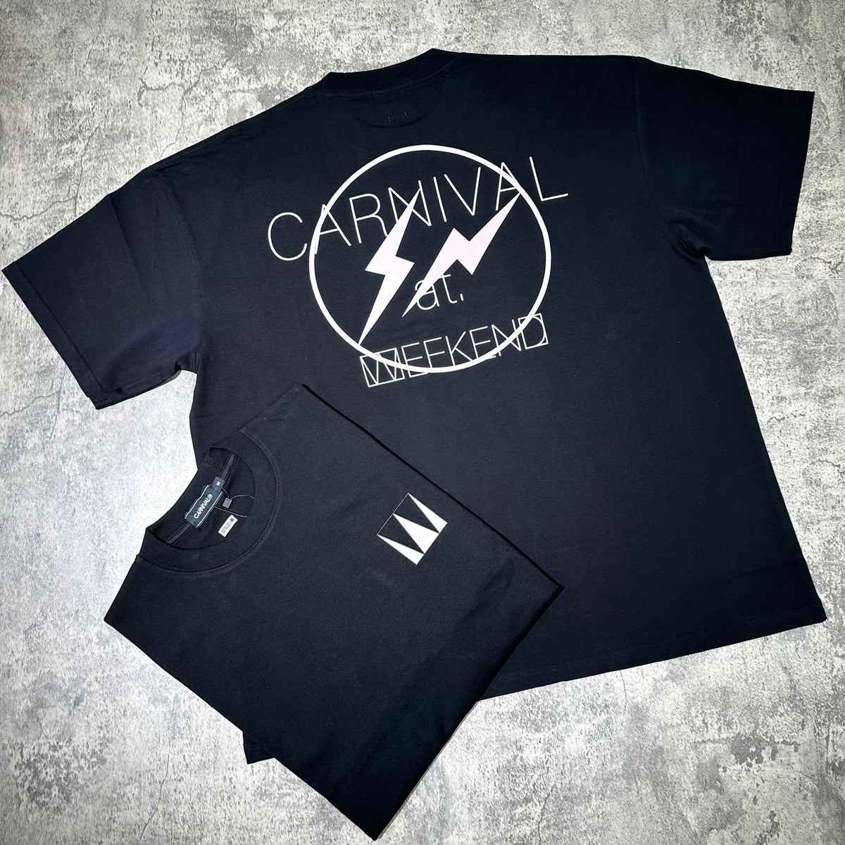 Carnival x Weekend Sequel x Fragment OVS Tee，黑色設計，背面印刷閃電圖案，展示街頭潮流風格