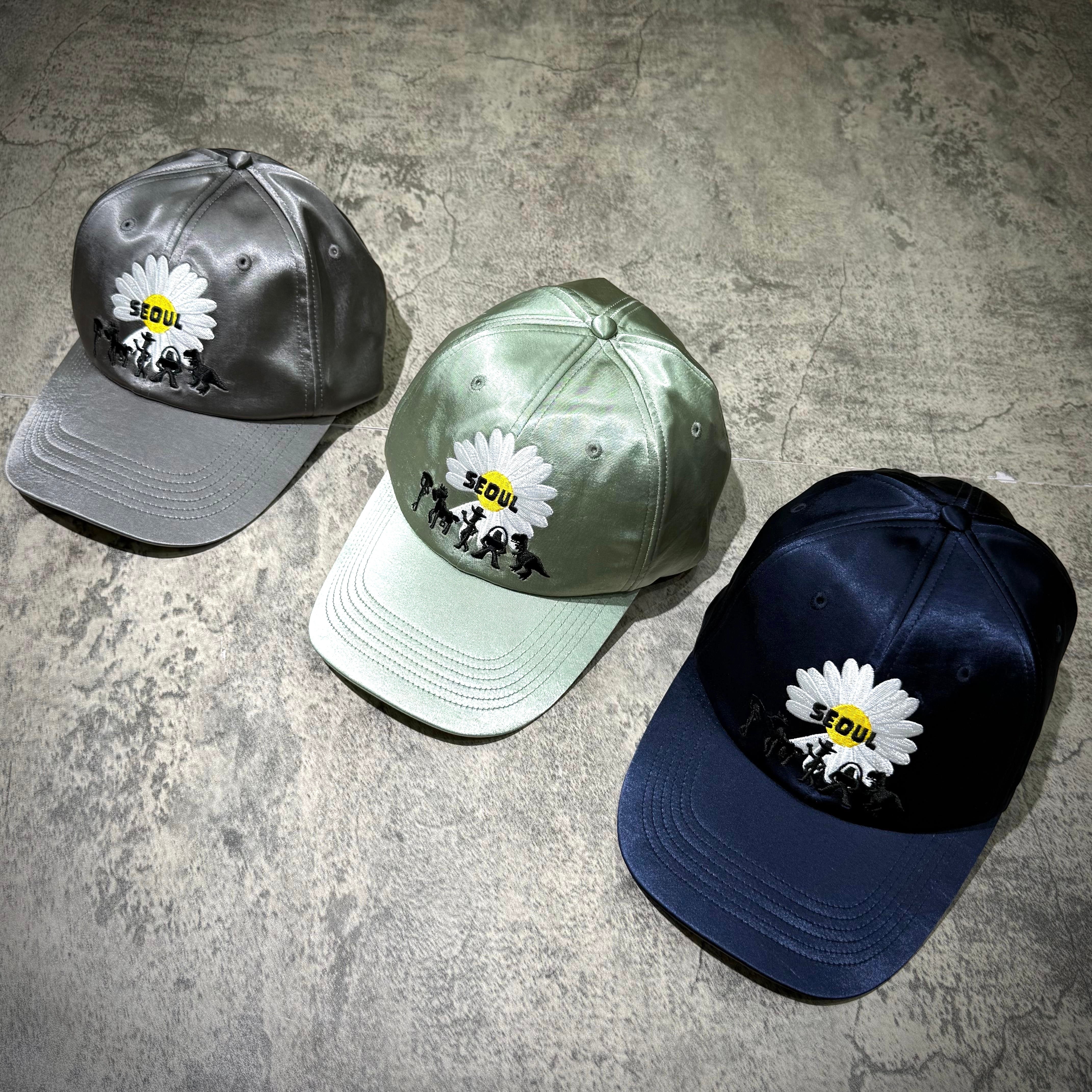 PEACEMINUSONE x Toy Story The First Fan - Cap 02 Seoul 灰色、綠色和深藍色帽子，圖案上有SEUL字樣的設計