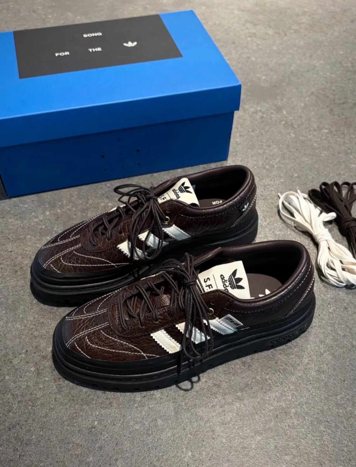 adidas Samba LX Freizeit x Song For The Mute 黑色設計運動鞋，搭配藍色鞋盒與附加鞋帶