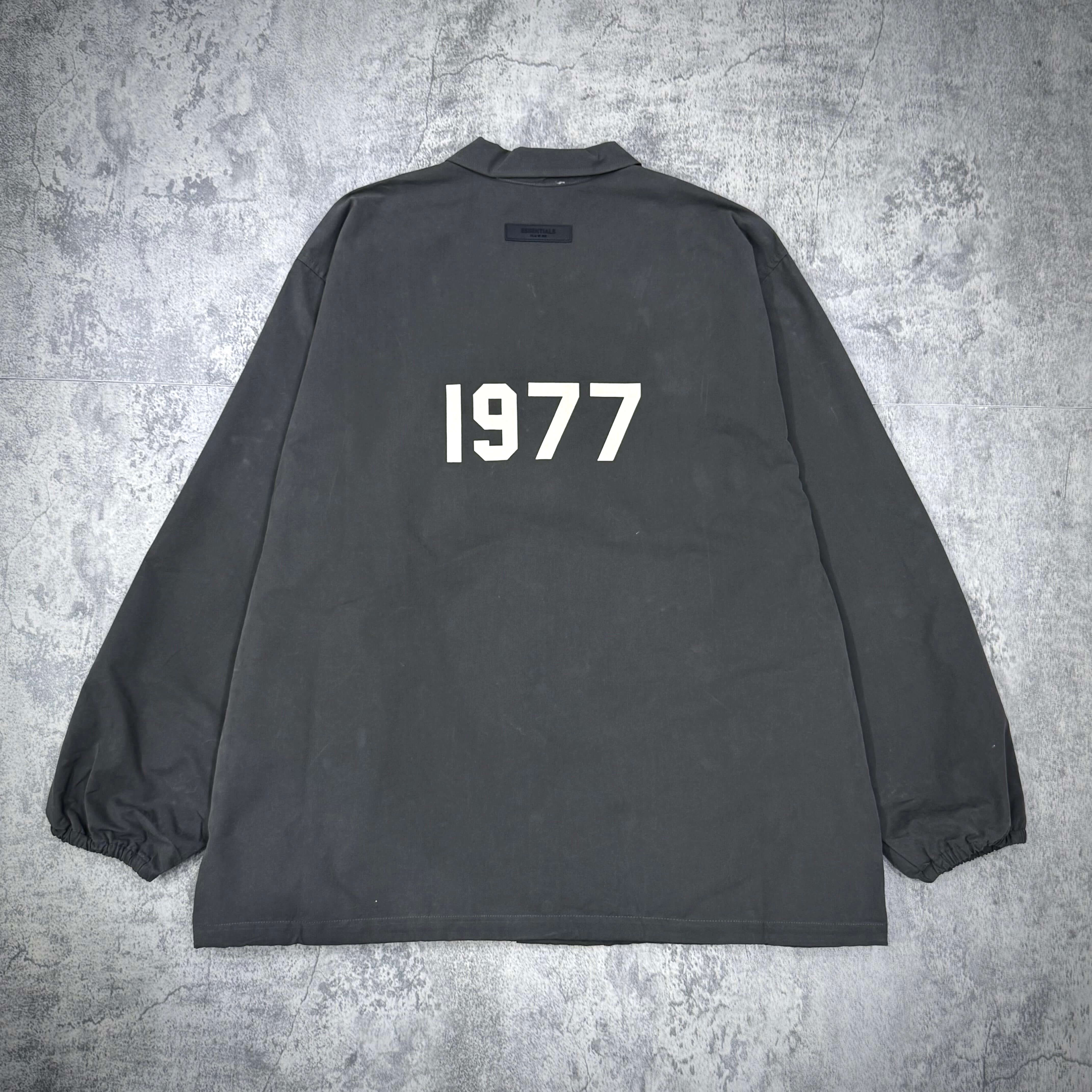 現貨 FOG Essentials 1977 Coaches Jacket背面設計，印有1977字樣，黑色外套。