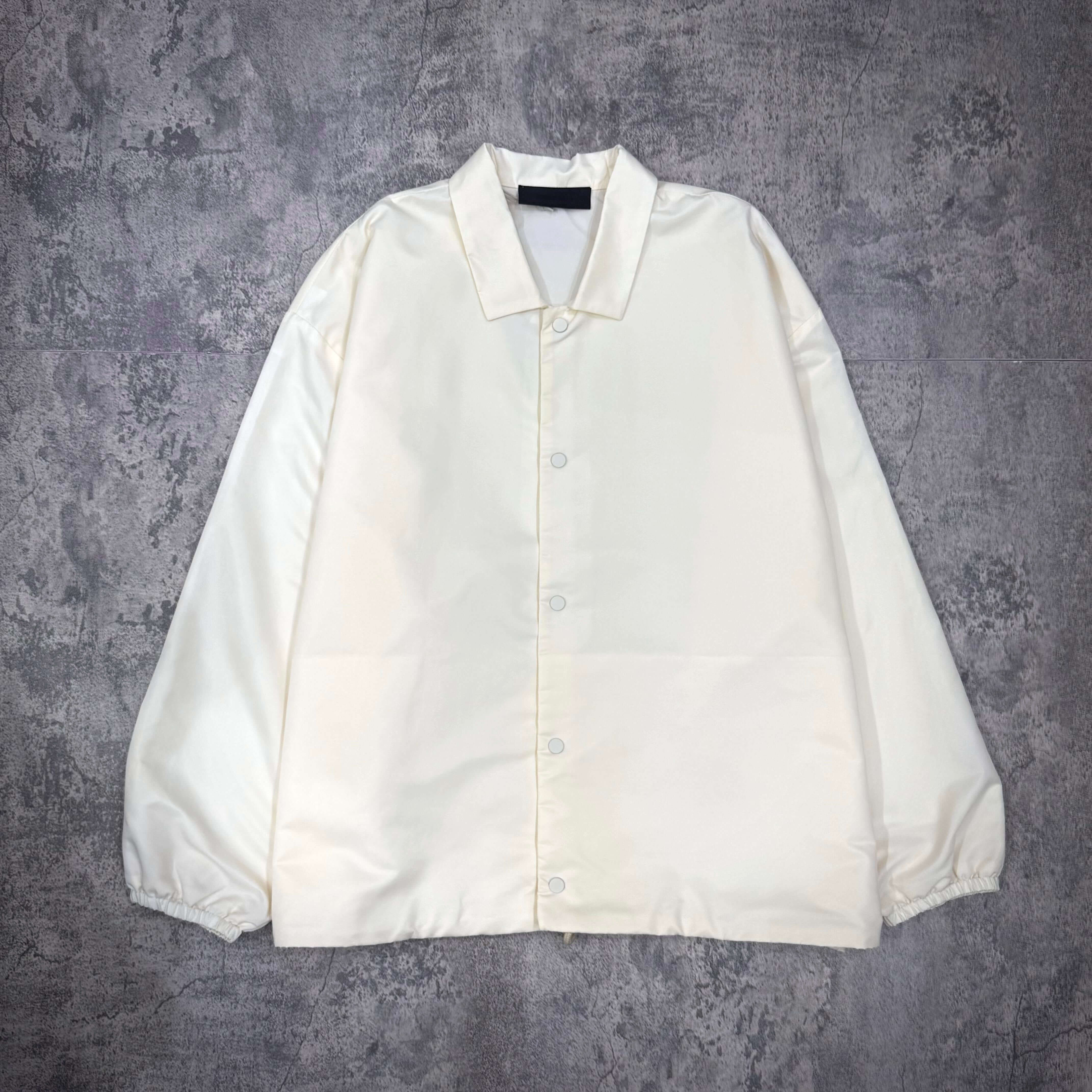 現貨 FOG Essentials Coaches Jacket FW23 - Cloud Dancer，白色教練外套，時尚必備單品。