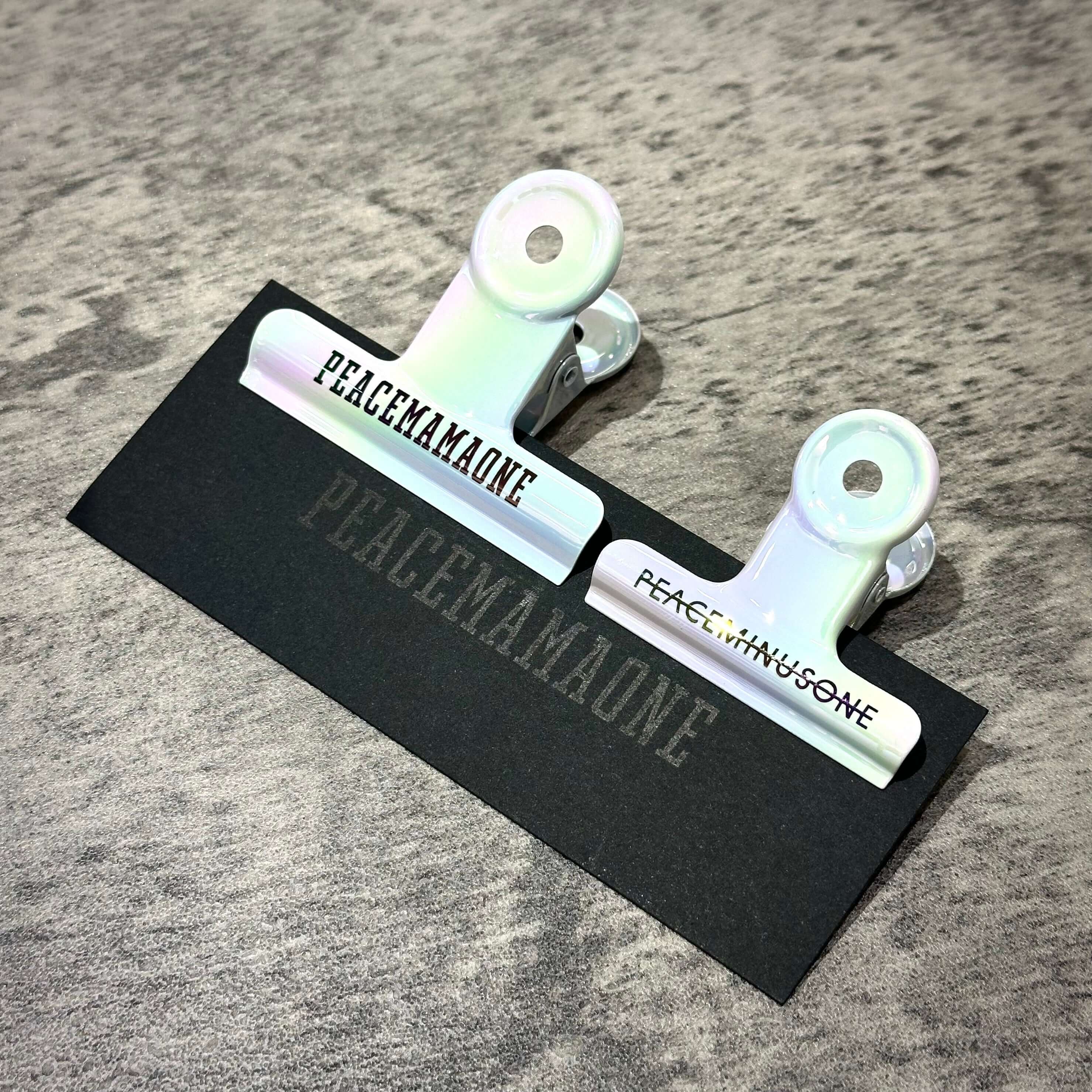 現貨 Peaceminusone G Dragon x 2025 MAMA Awards Clip，白色夾子和黑色底座，設計獨特。