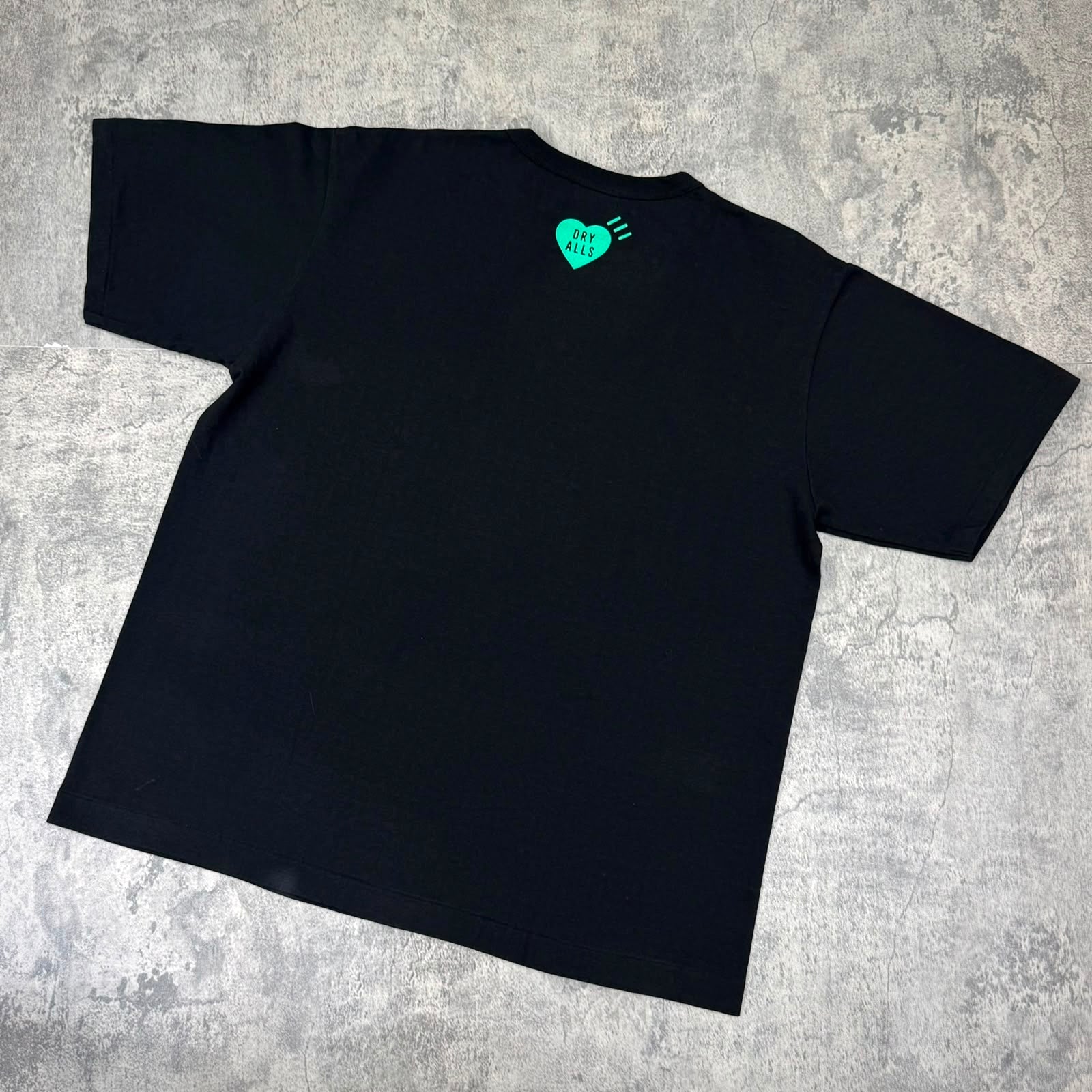 預訂 Human Made Bangkok 曼谷 限定 Elephant Graphic Tee 背面設計黑色T恤，帶有綠色心形圖案