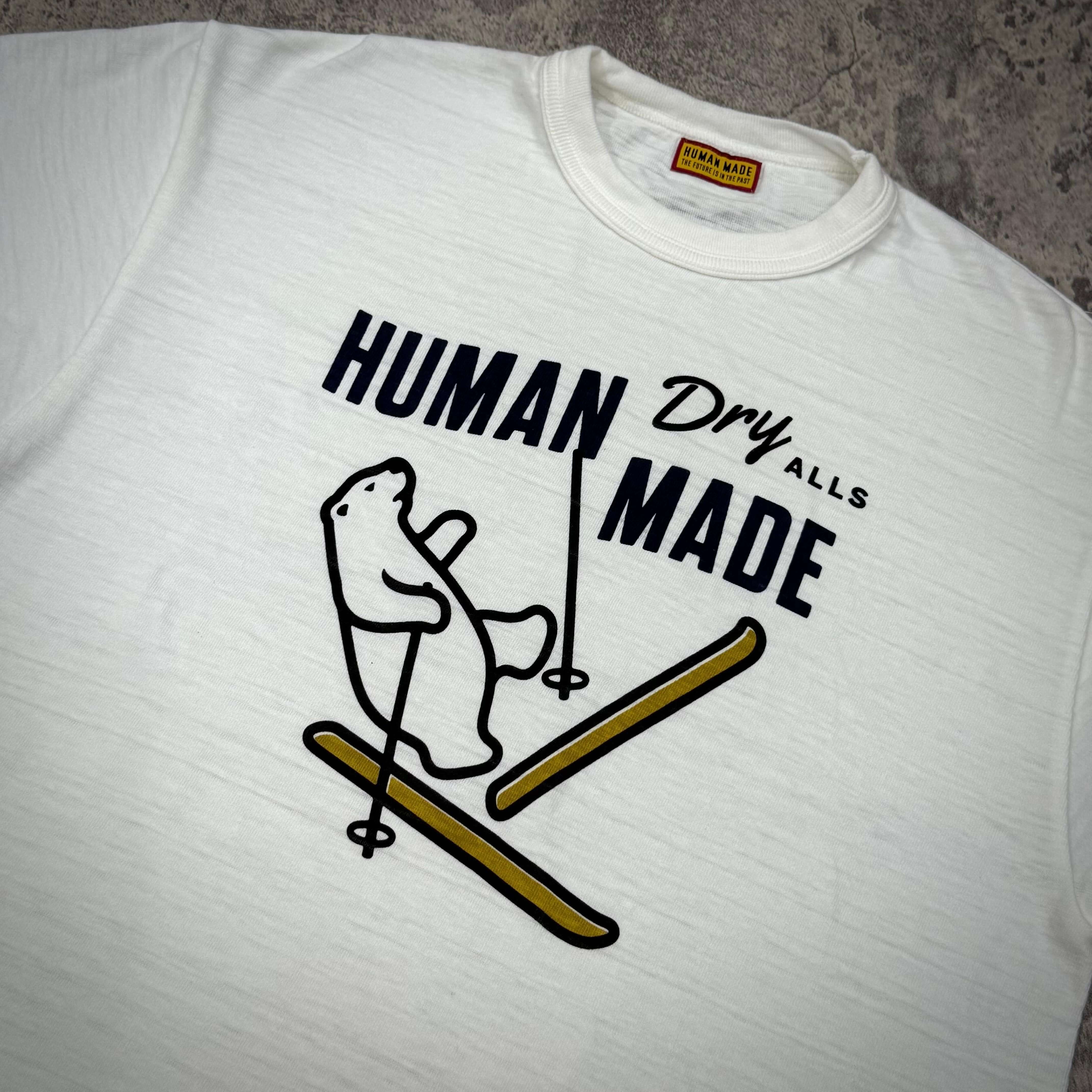 現貨 Human Made Graphic Tee HM30TE010 - Black / White，印有滑雪熊圖案的白色T恤，時尚風格。