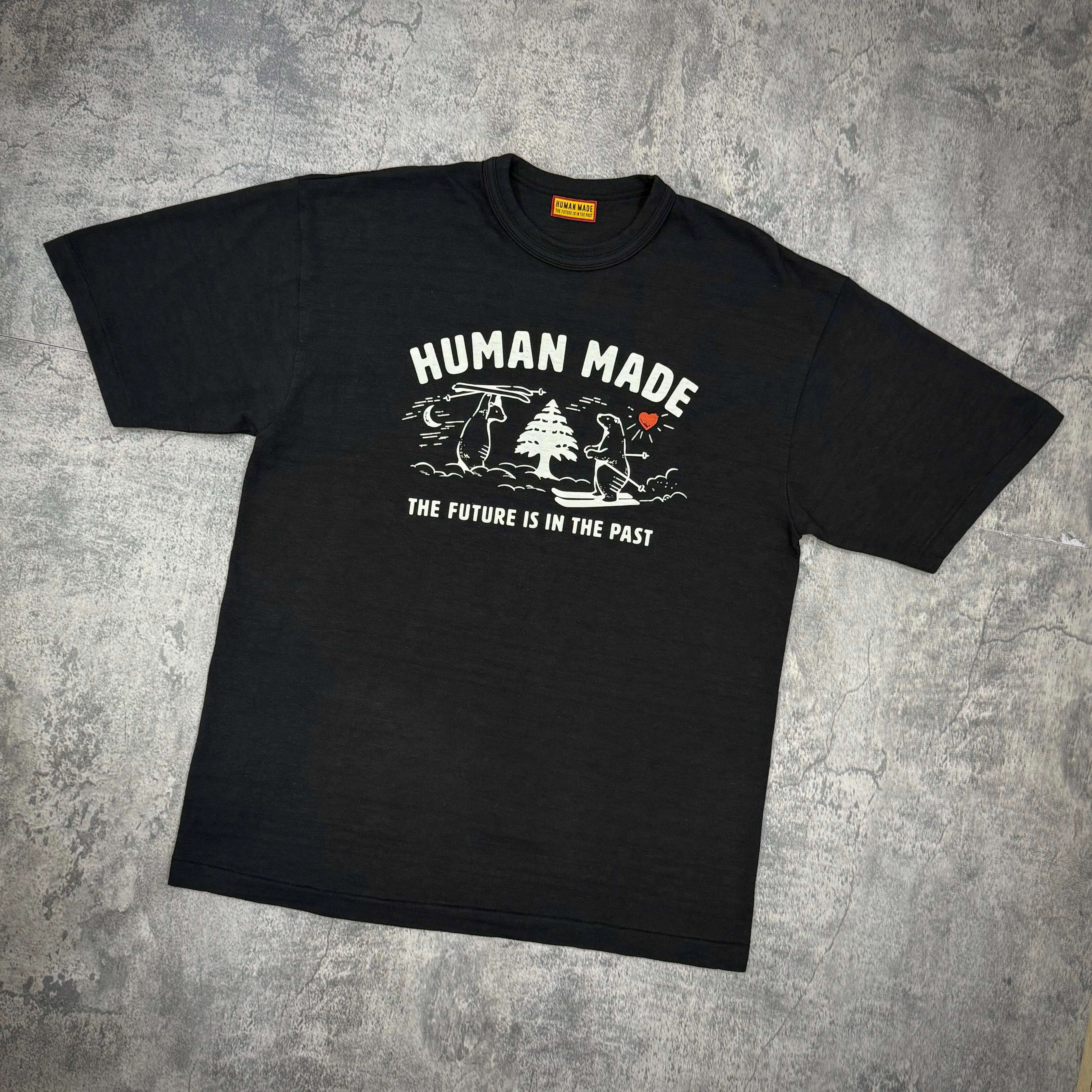 現貨 Human Made Graphic Tee HM30TE016 - Black / White，展示黑色T恤，正面印有"THE FUTURE IS IN THE PAST"字樣。