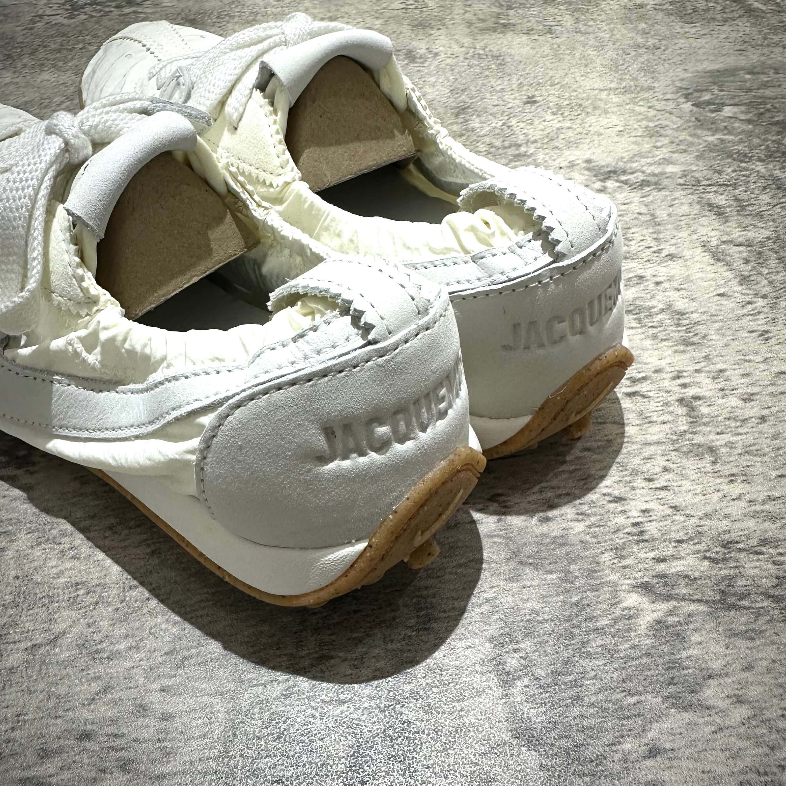 現貨預訂 Jacquemus x Nike Moon Shoe SP - White 後方鞋面特寫，展示品牌標誌和設計細節。