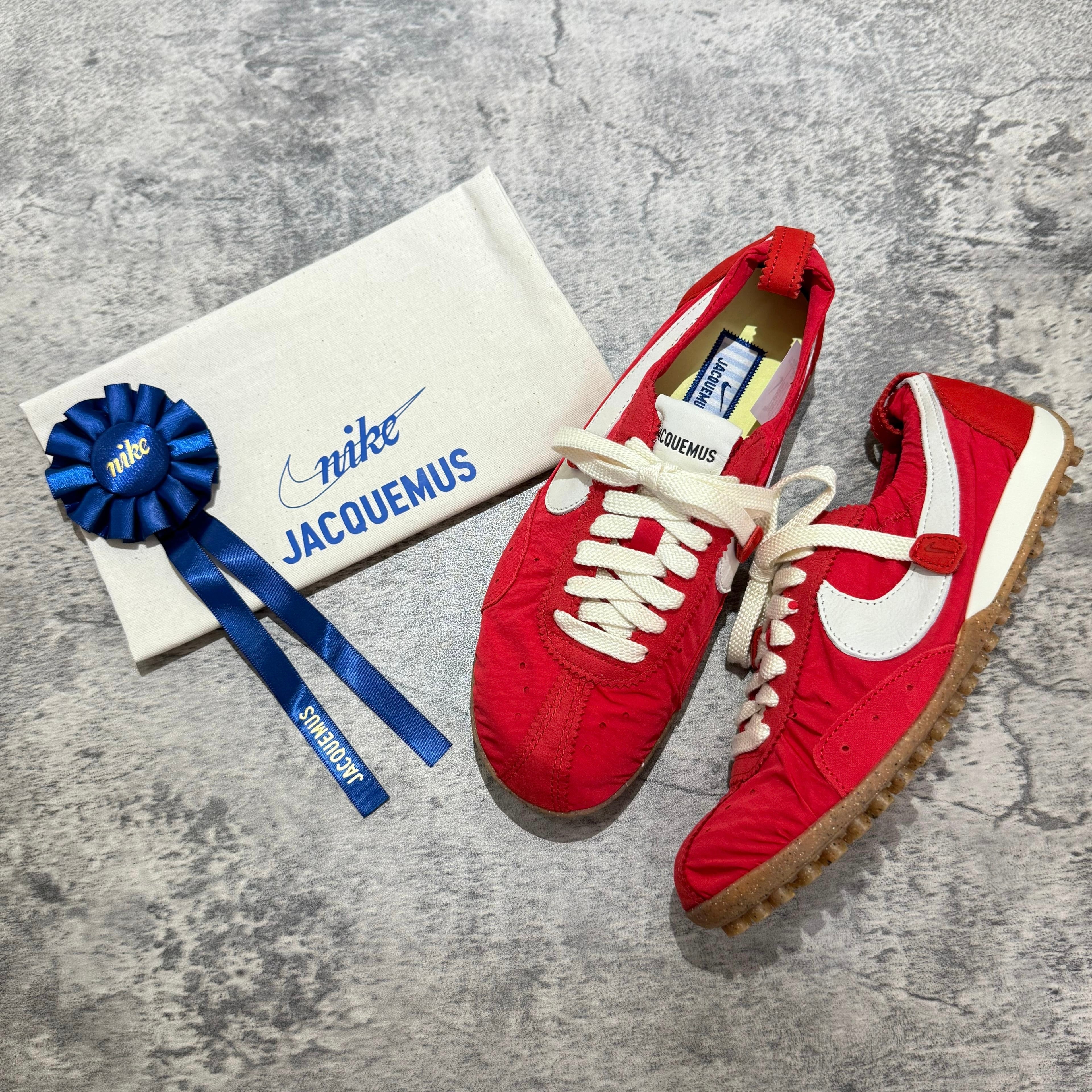 Jacquemus x Nike Moon Shoe SP - University Red
Sku: HV8547-600