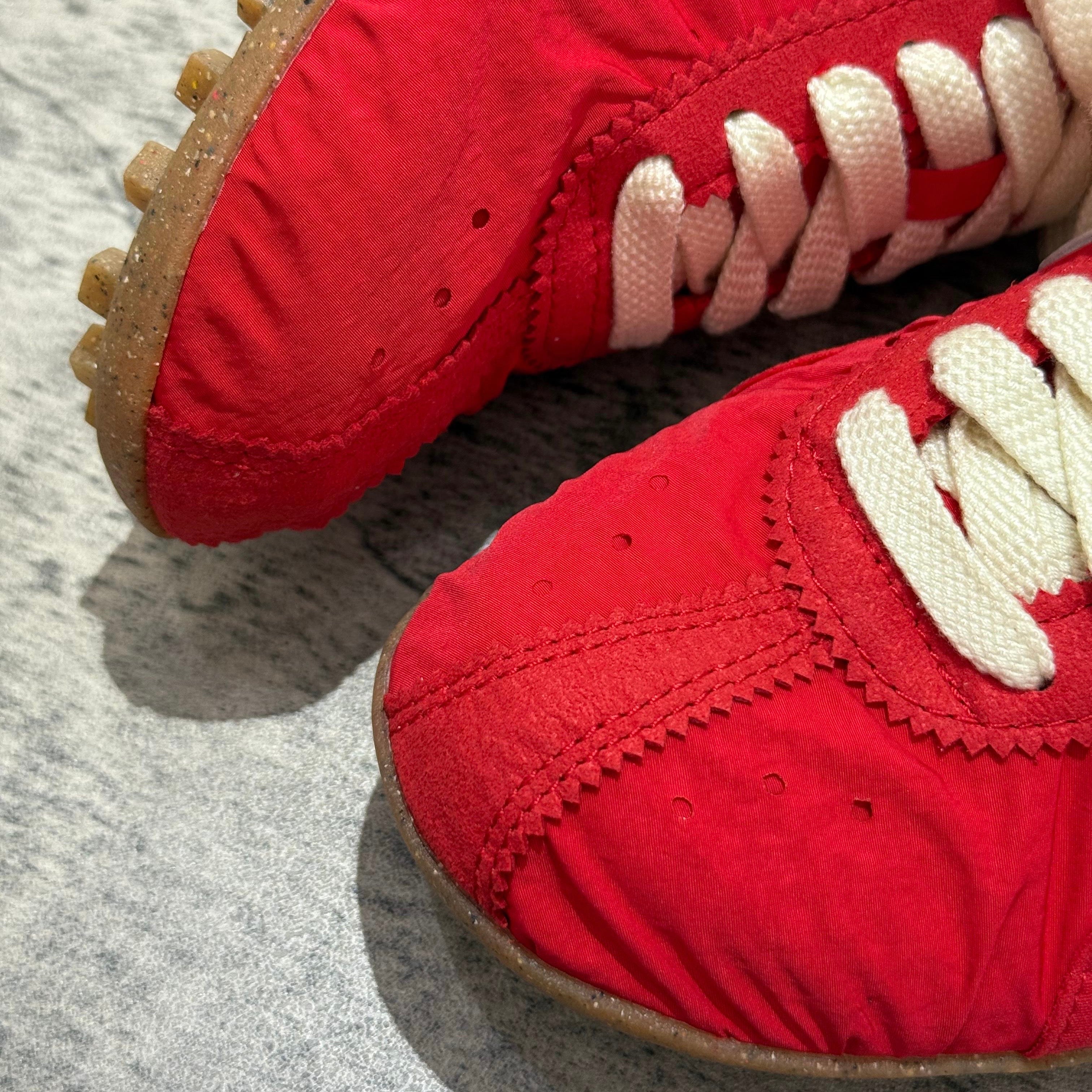 Jacquemus x Nike Moon Shoe SP - University Red
Sku: HV8547-600