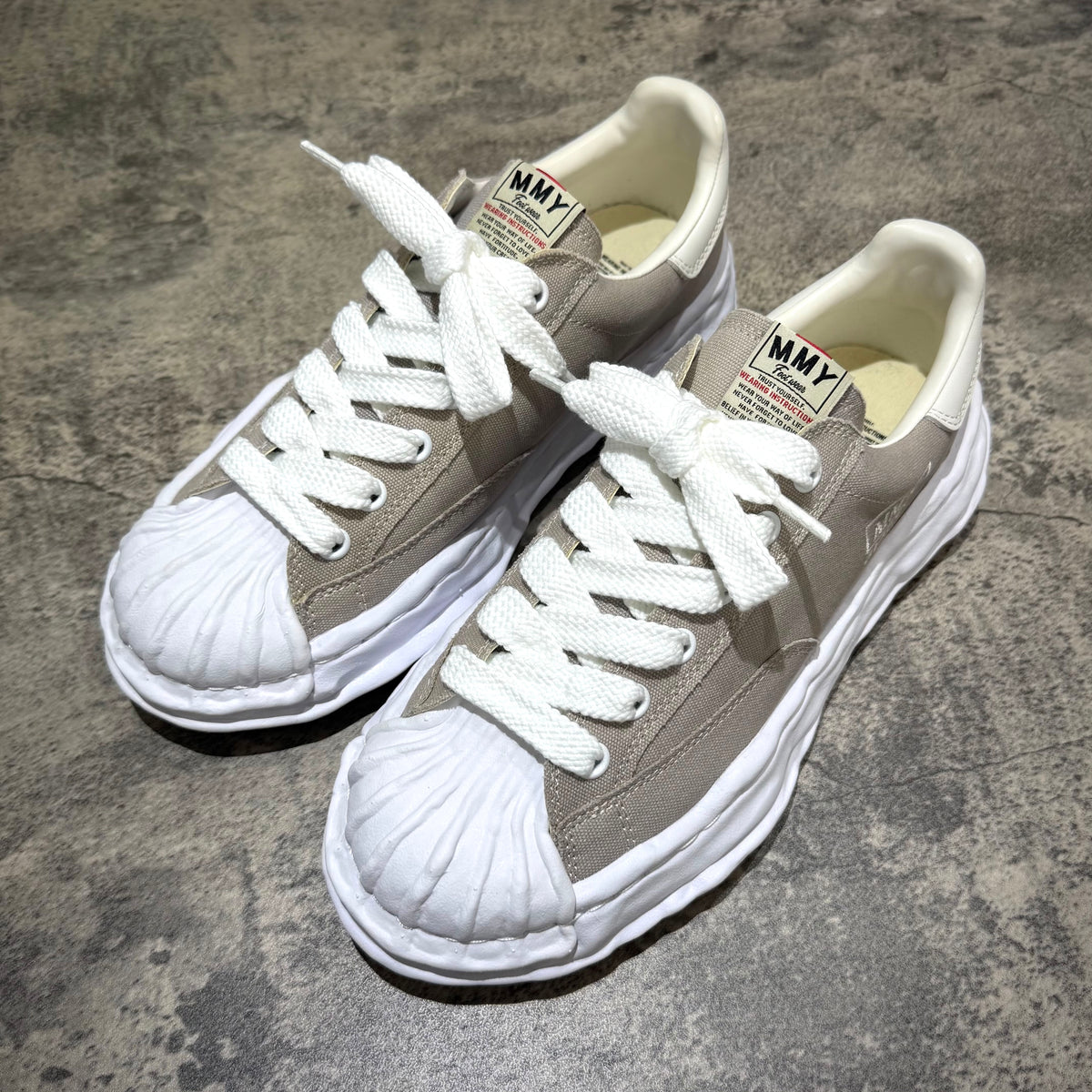 MMY BLAKEY OG Canvas - Gray sneakers featuring a classic court silhouette with white laces and shell toe design.