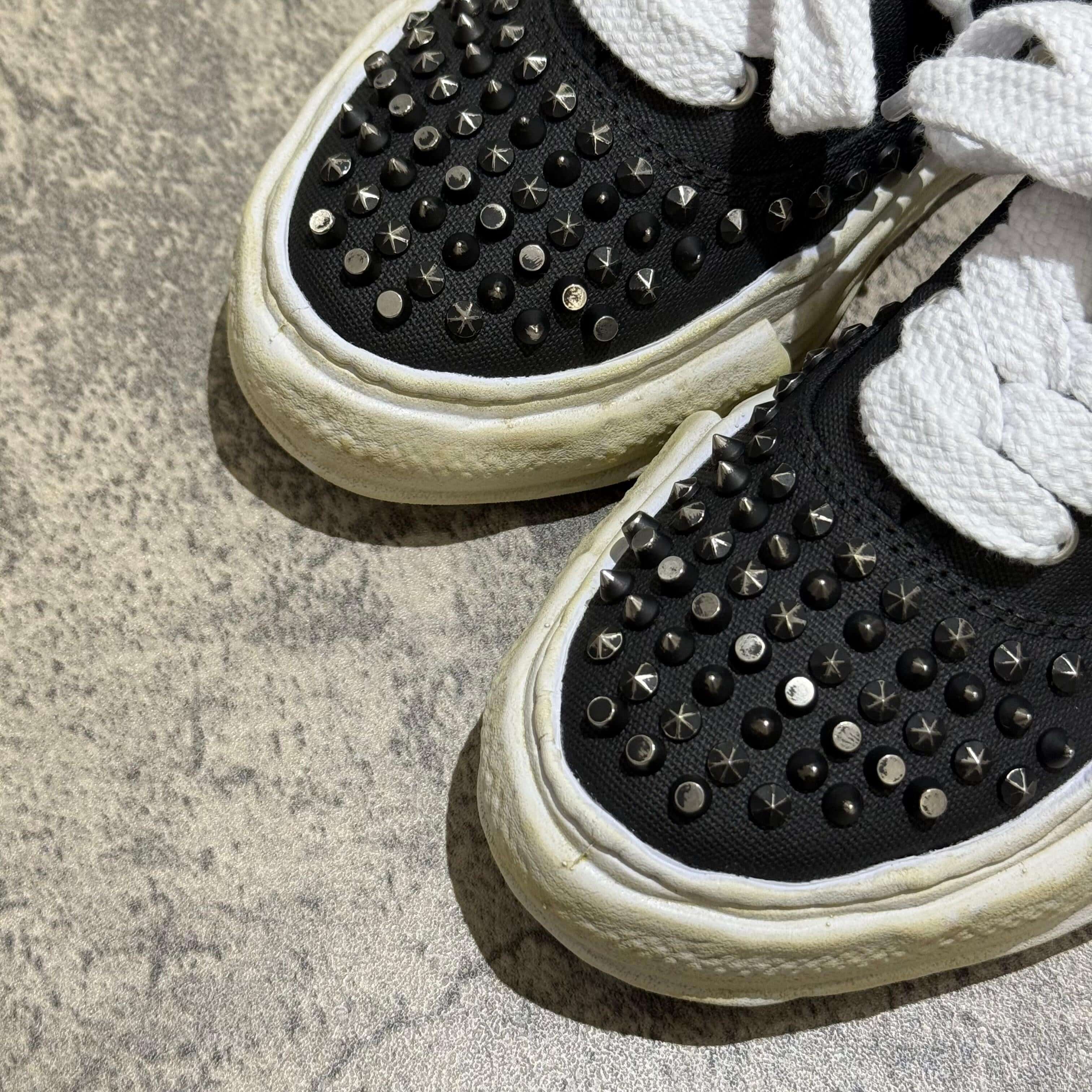 MMY Baker Studded Canvas Low - Black/White shoes showing black canvas with silver studs and white laces. Focus keyword: MMY PETERSON OG Canvas - Natural.
