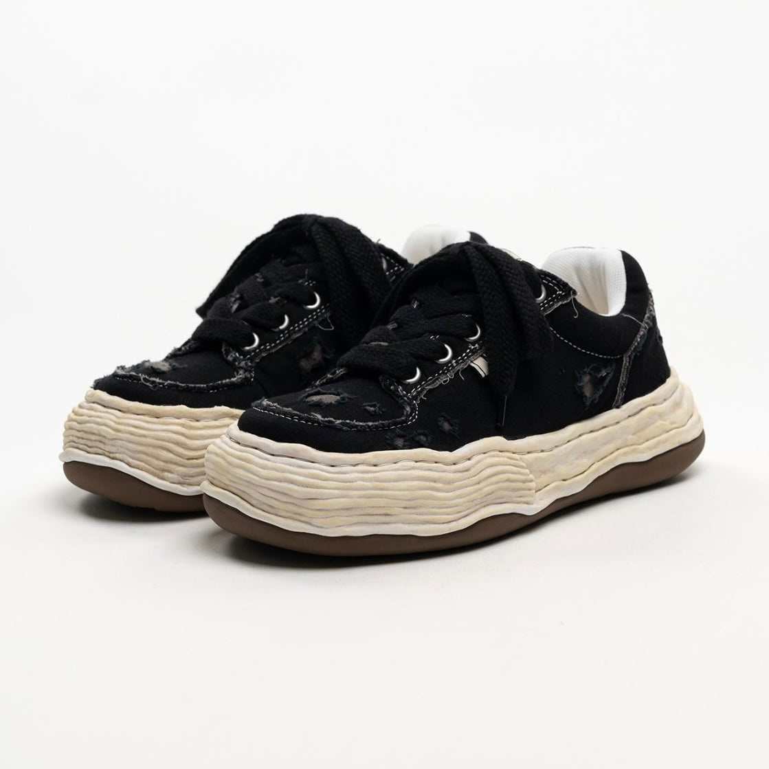 MMY Oliver Ripping Canvas Low - Black A17FW711 stylish black canvas shoes with unique sole design.