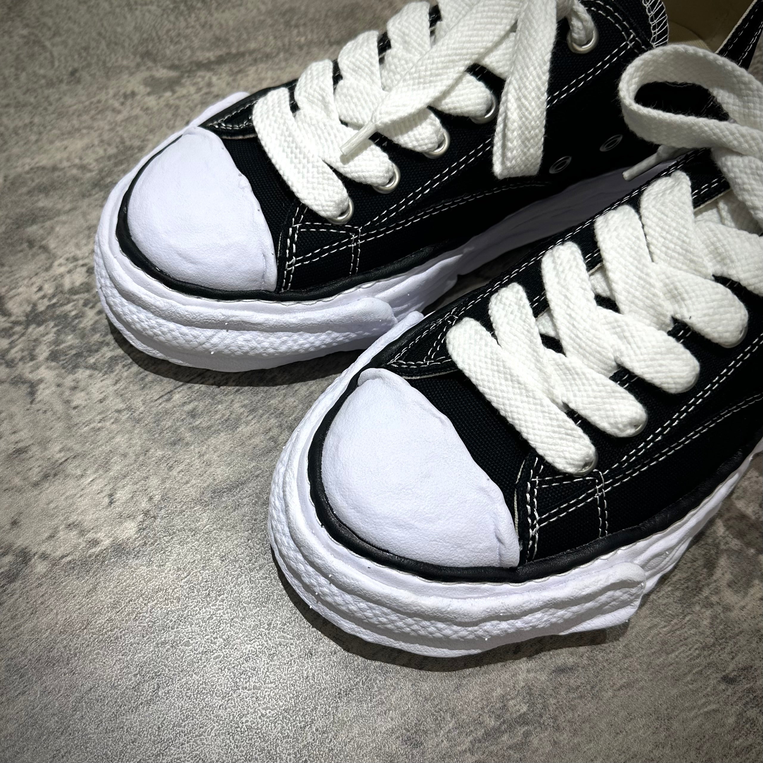 MMY PETERSON 23 OG Canvas - Black鞋款特寫，黑色與白色鞋帶，展現現貨購買選項。