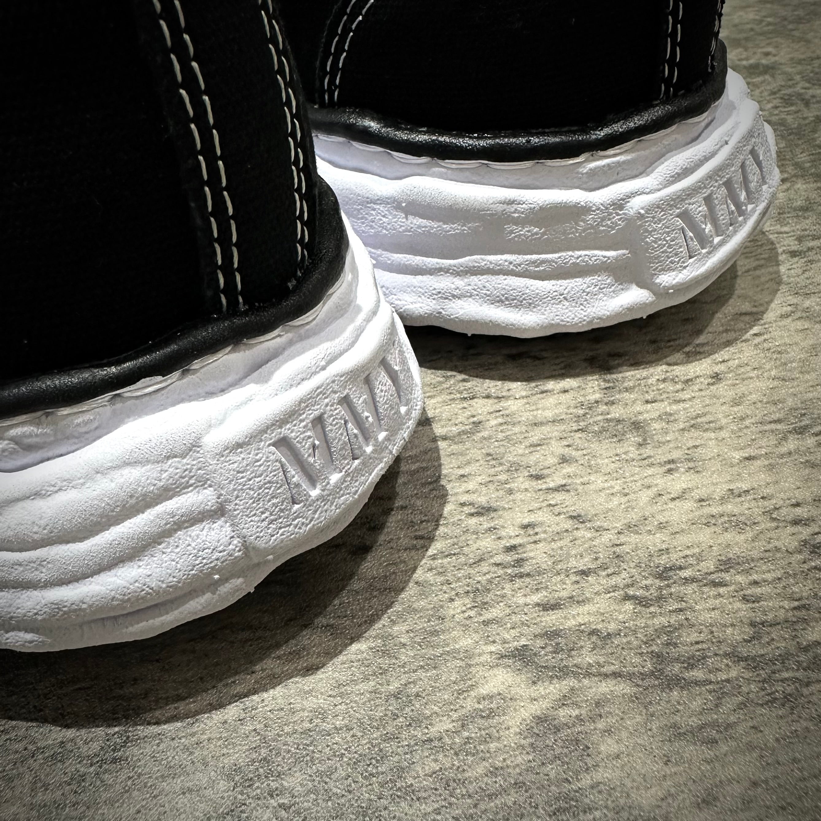 MMY PETERSON 23 OG Canvas鞋款後部特寫，展現鞋底的白色設計和品牌標誌。