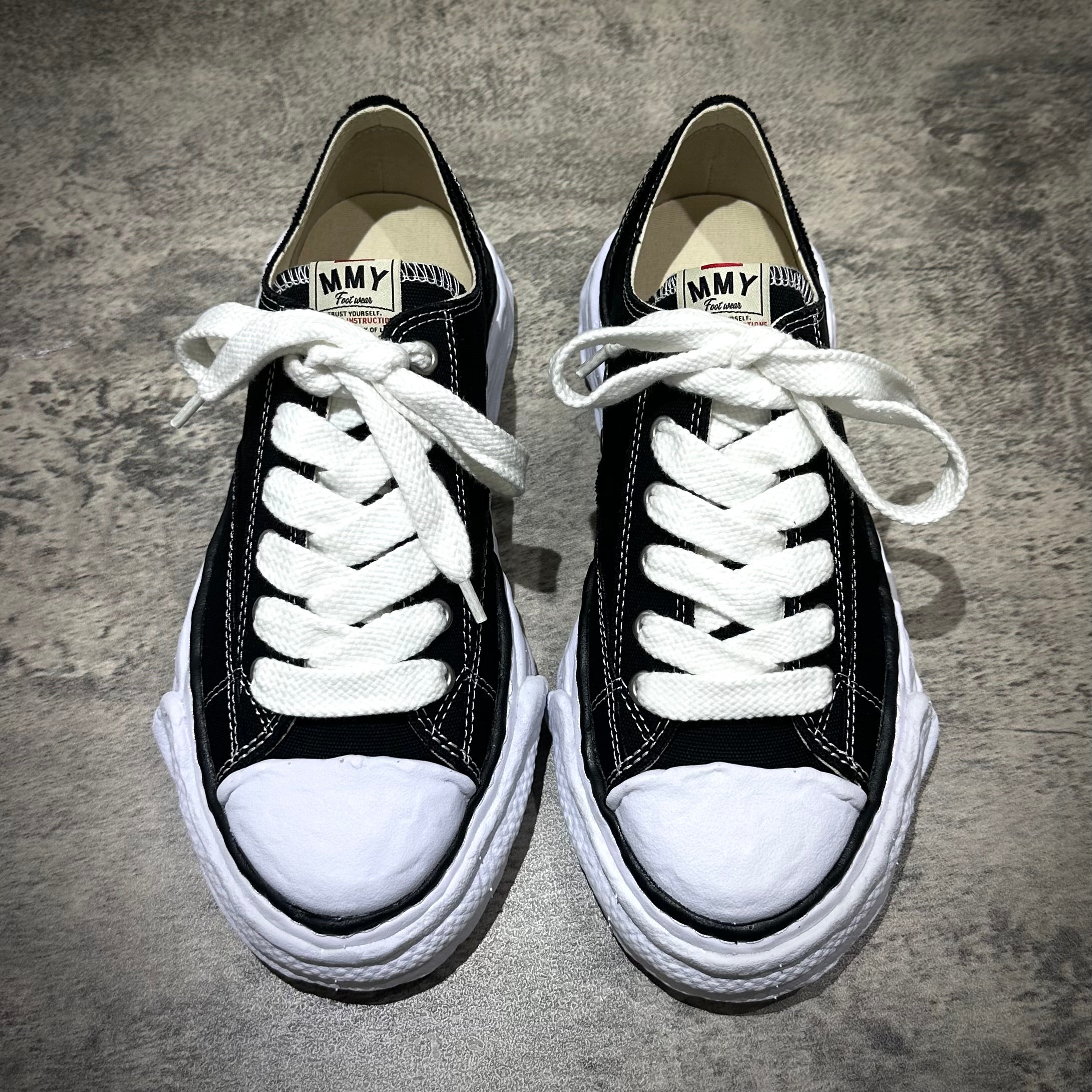 MMY PETERSON 23 OG Canvas - Black 鞋款，黑色鞋面搭配白色鞋帶，現貨提供，設計時尚，適合日常穿著。