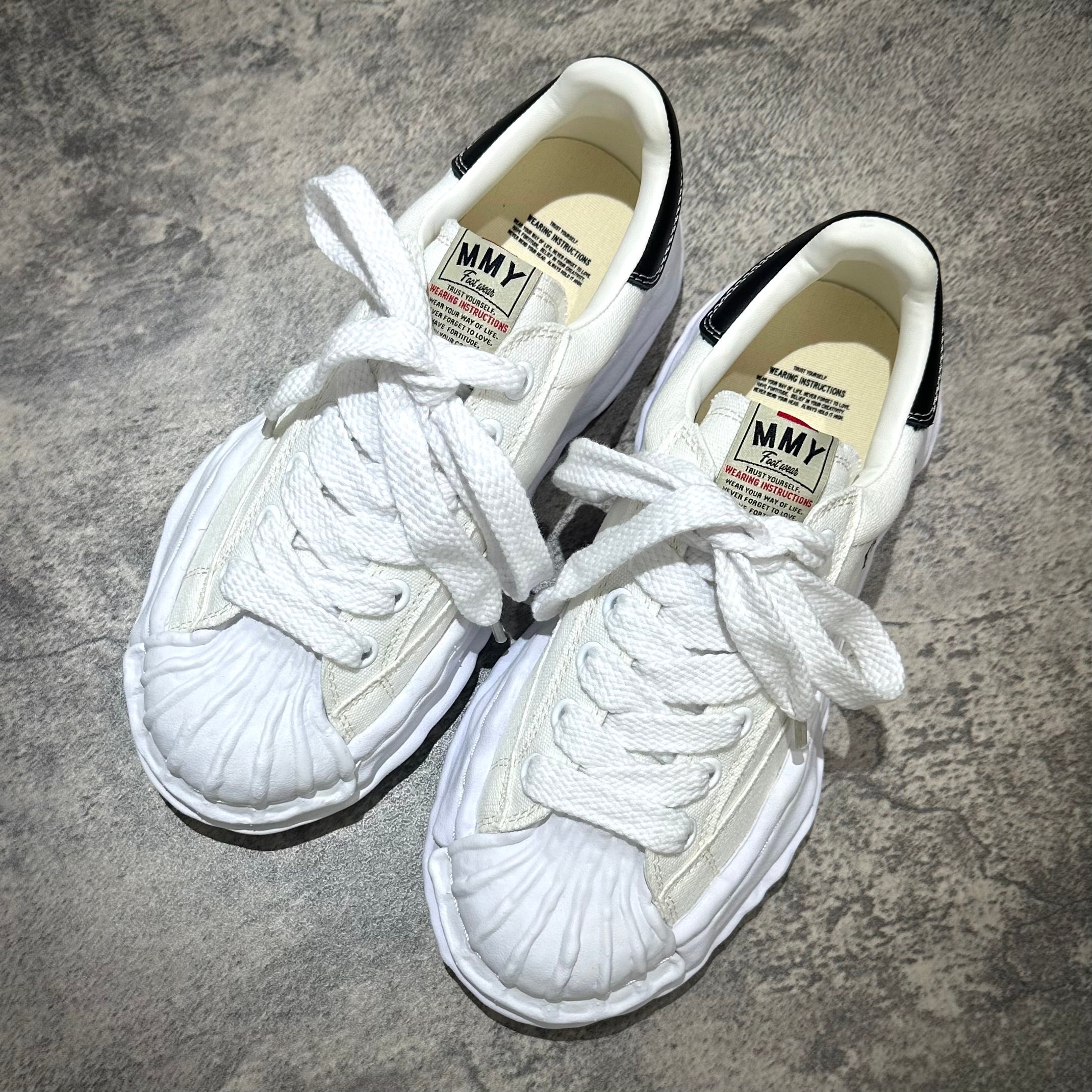 MMY BLAKEY OG Canvas shoes in white with laces on a textured surface.