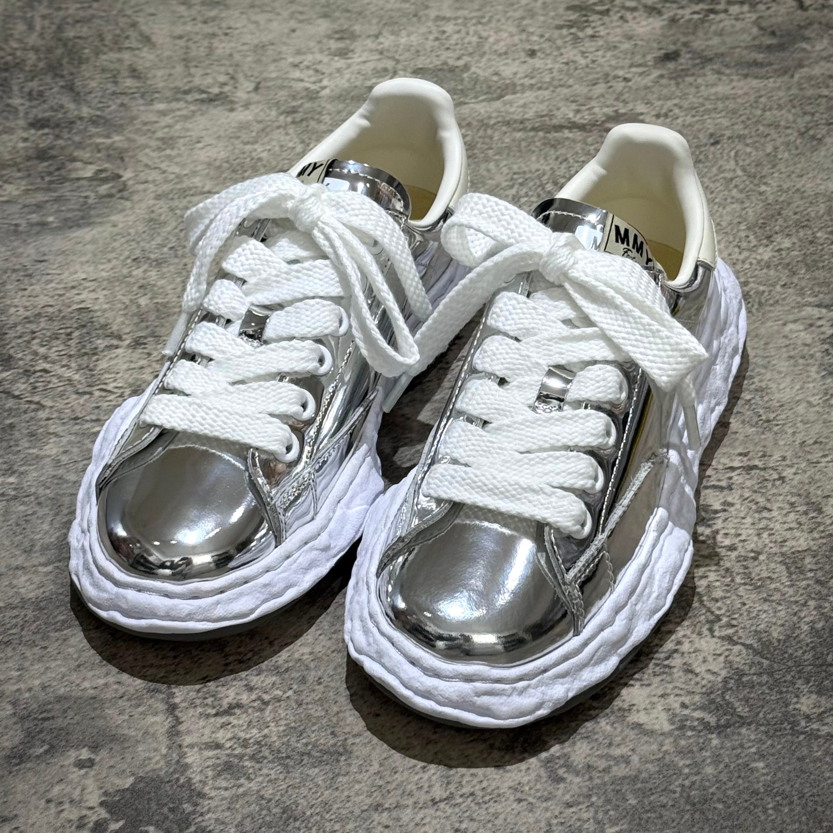 MMY CHARLES OG Sole Leather - Silver sneakers with white laces on a textured surface.