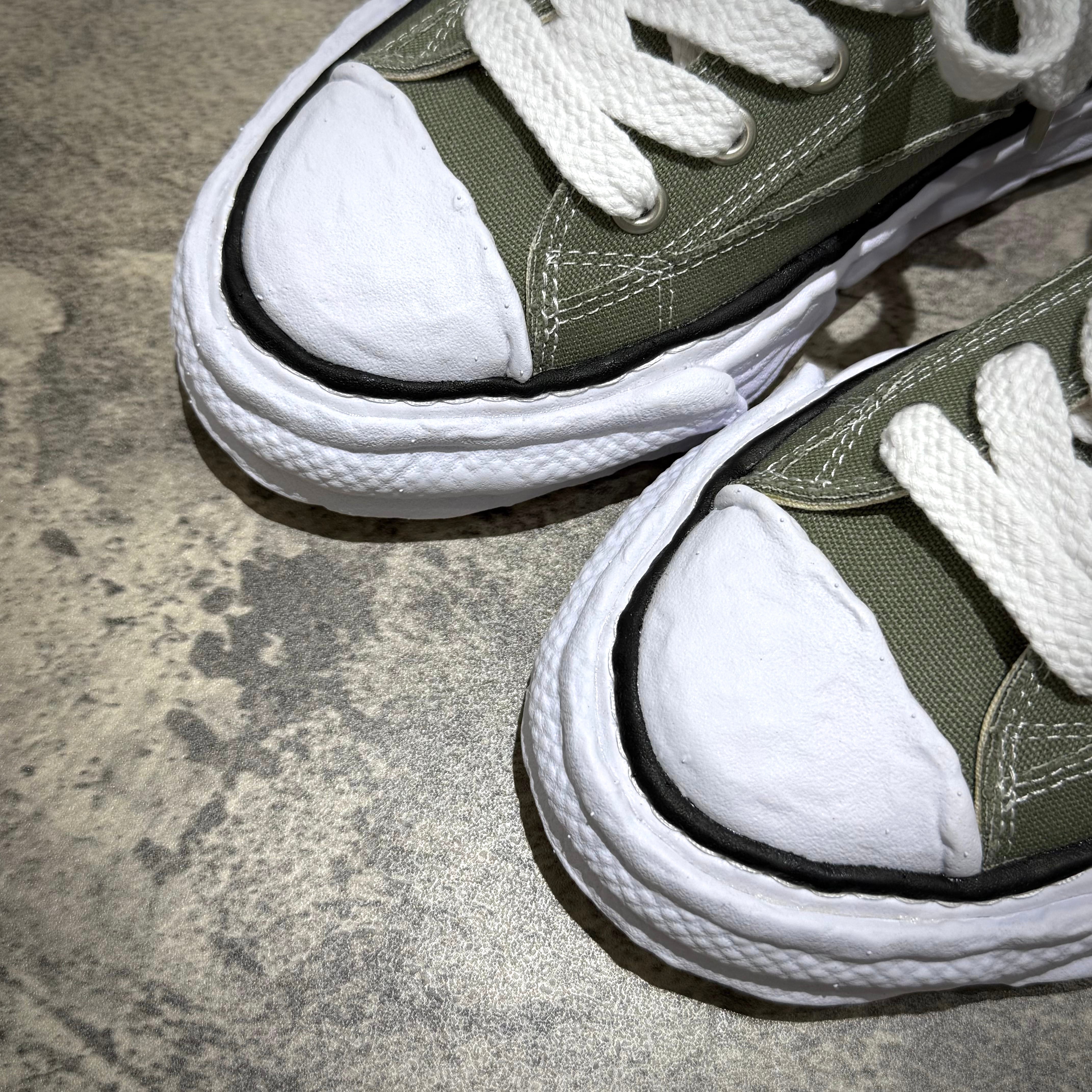 MMY PETERSON 23 OG Canvas - Green close-up showing oversized design and white laces on a textured background.