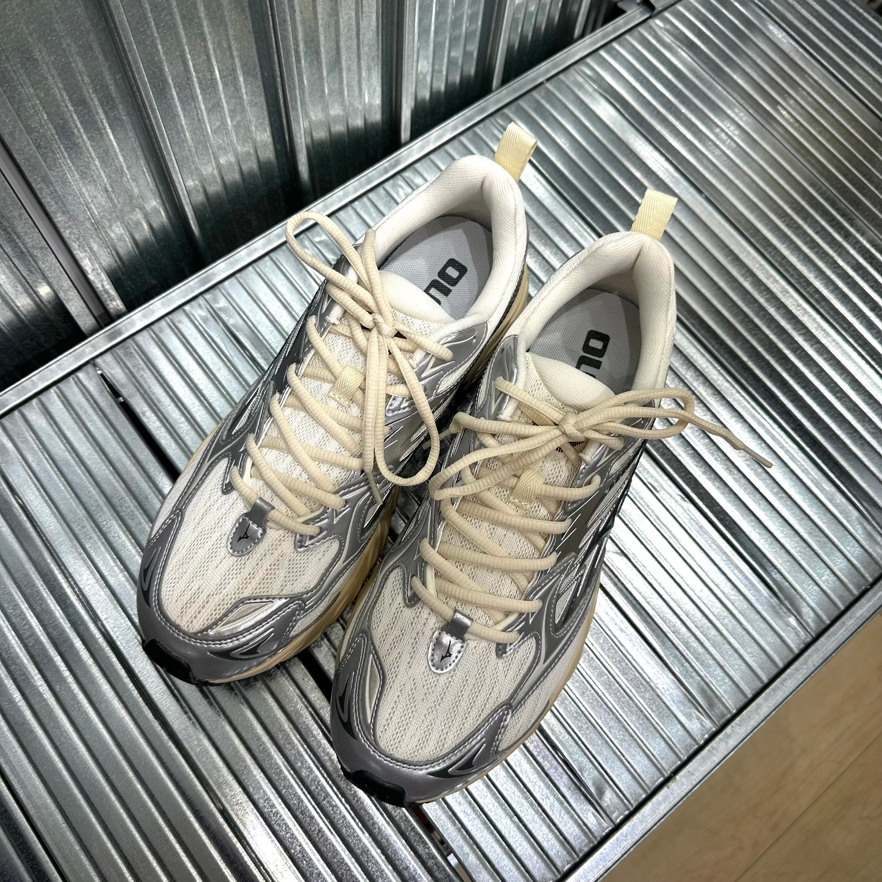 Mizuno FIYI V2 - Cream Silver
Sku: D1GH241511