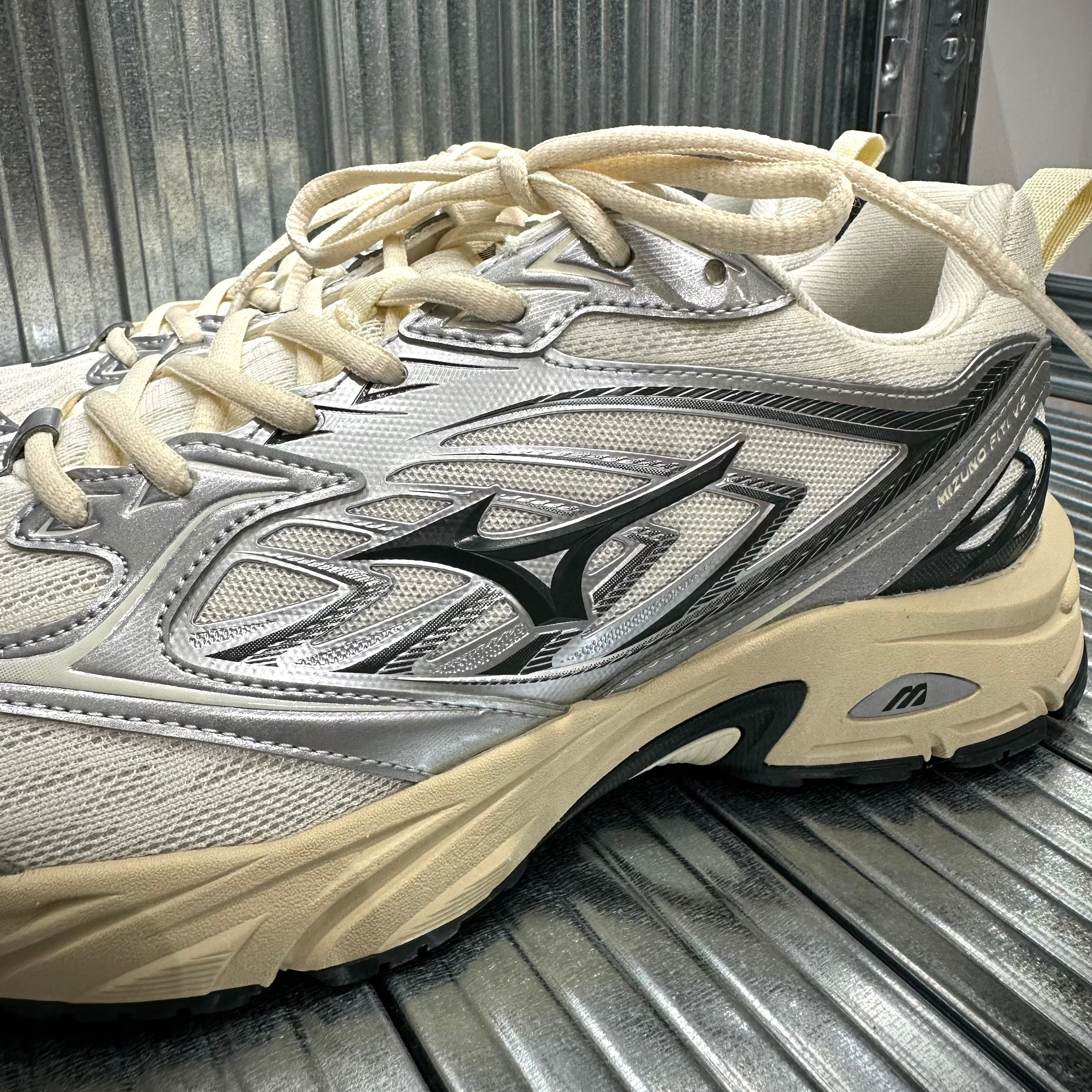 Mizuno FIYI V2 - Cream Silver
Sku: D1GH241511