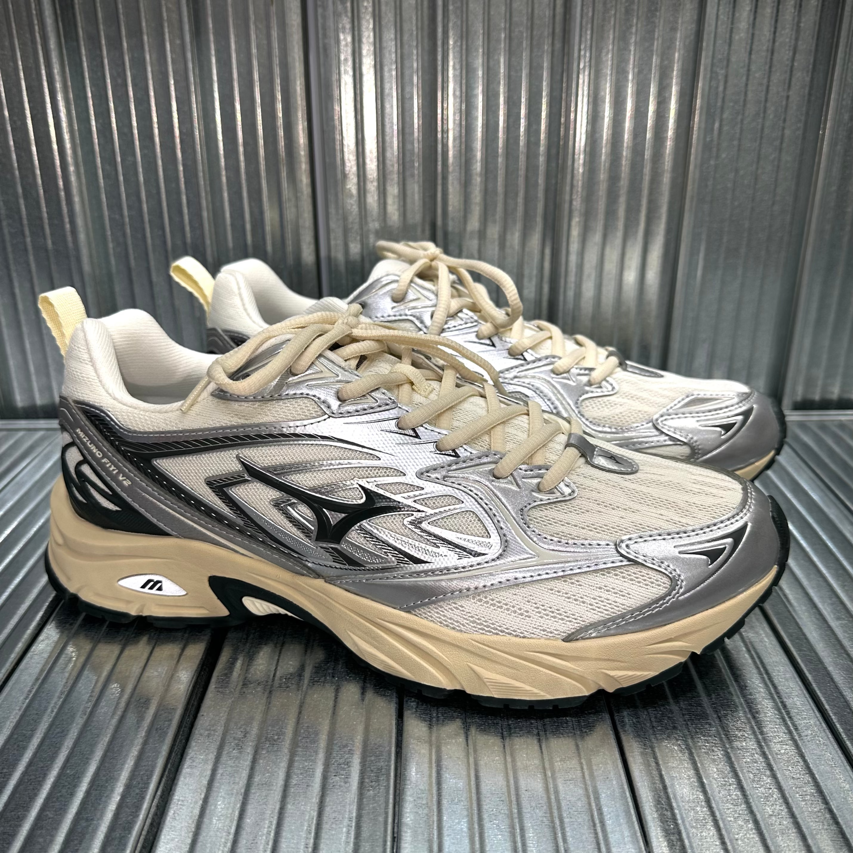 Mizuno FIYI V2 - Cream Silver
Sku: D1GH241511