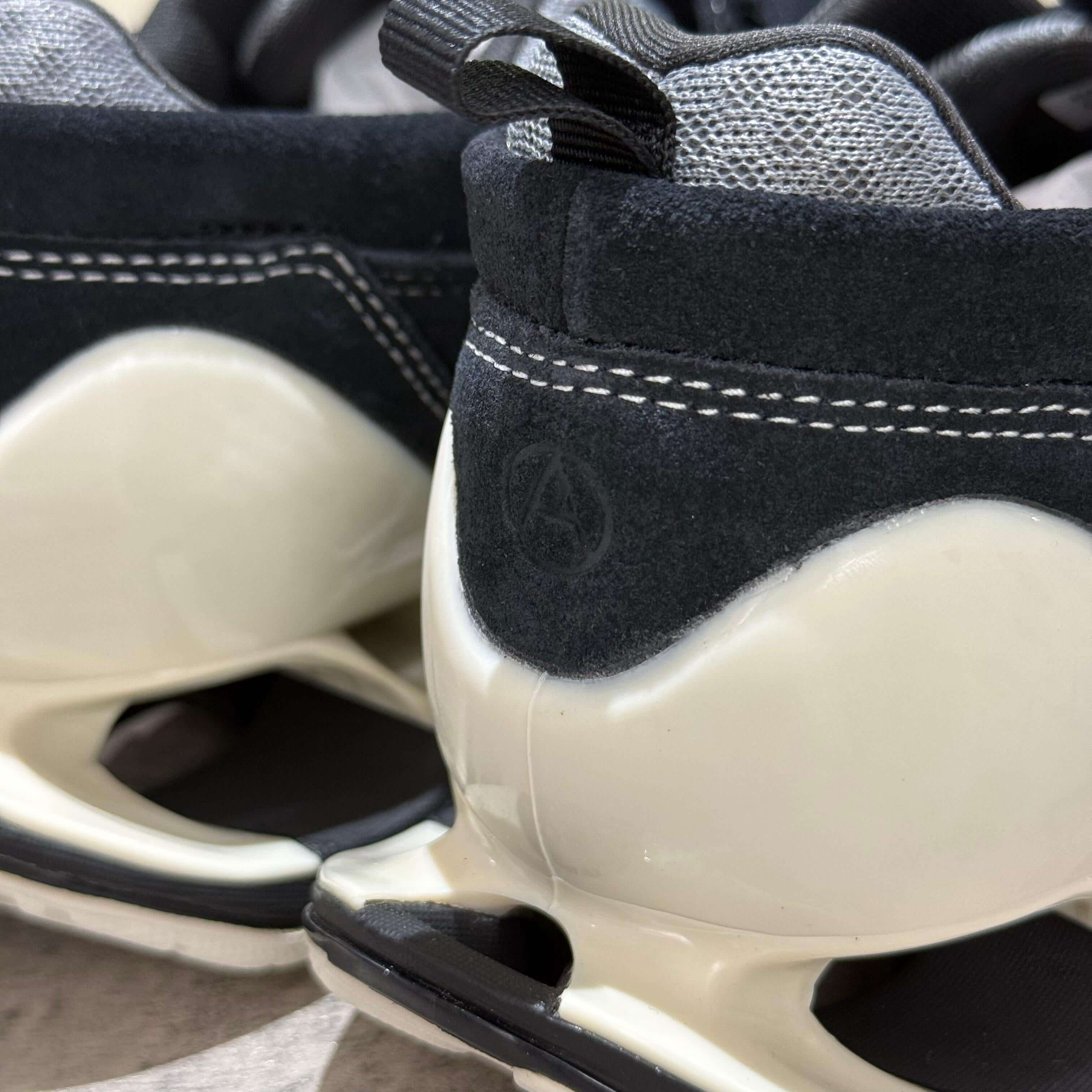 Close-up of Mizuno x Setsumasa Kobayashi Wave Prophecy Ring Moc - Black showing sleek design and detailing.
