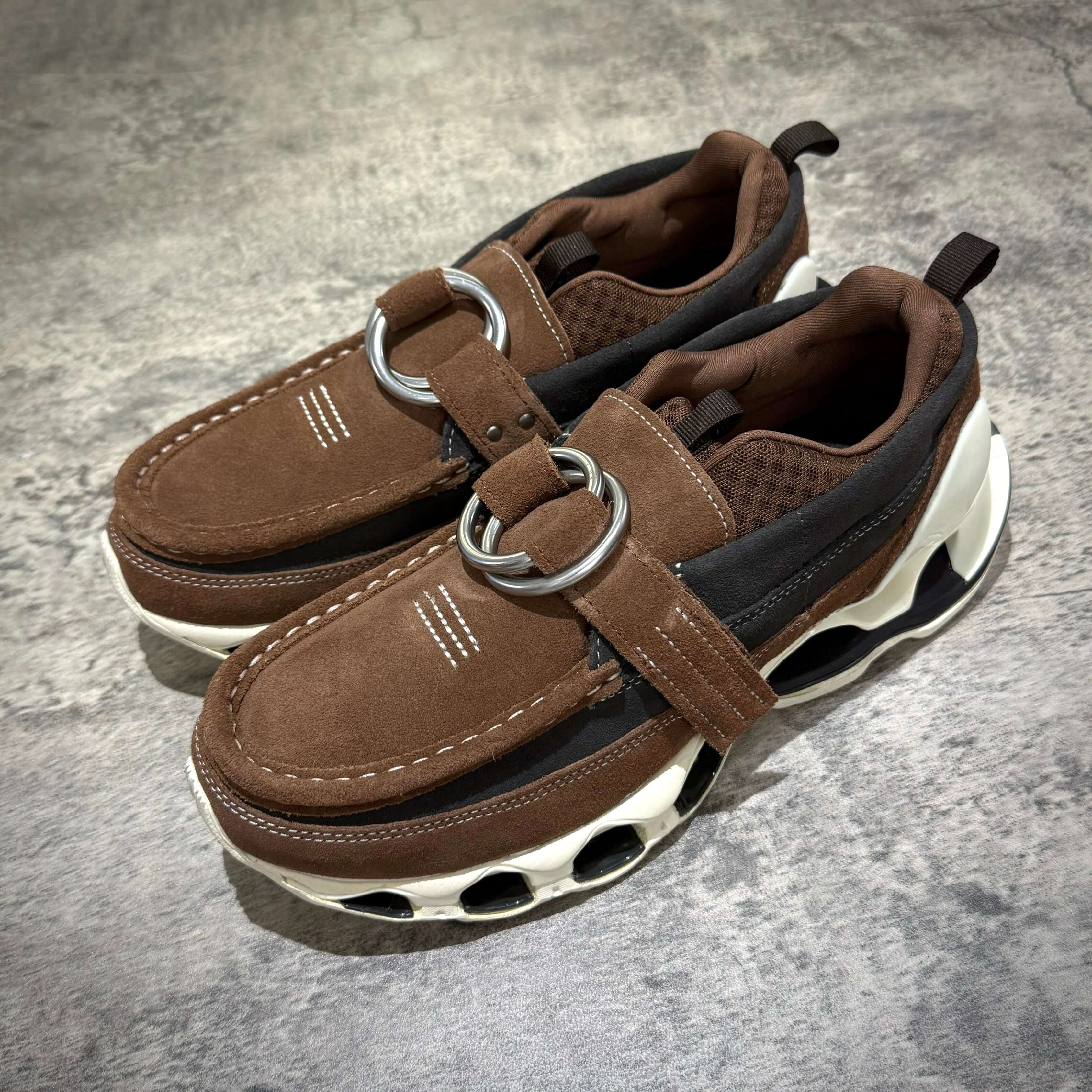 Mizuno x Setsumasa Kobayashi Wave Prophecy Ring Moc - Brown side view on a grey surface