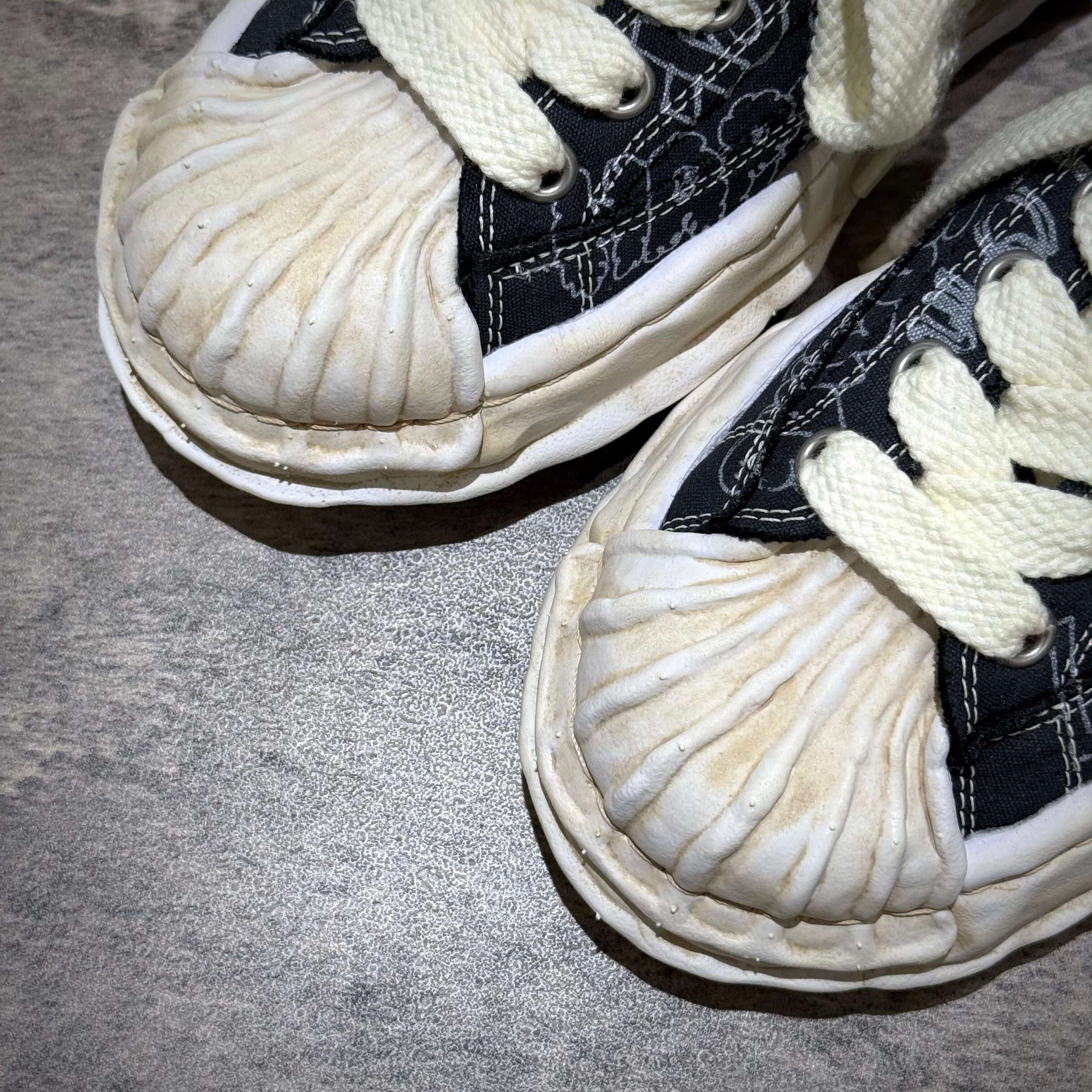 MMY BLAKEY Graffiti Printed Canvas Low close-up of shoe details with unique shell design and white laces