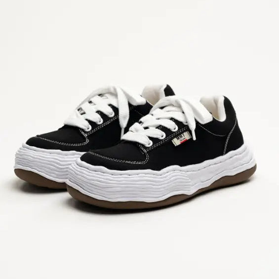 MMY Oliver Canvas Low - Black sneakers with white soles and laces, stylish and comfortable, perfect for casual wear.