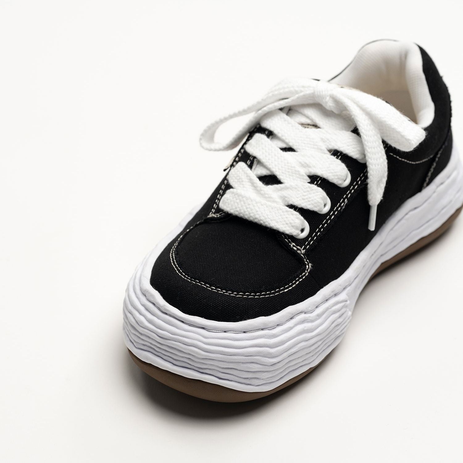MMY Oliver Canvas Low - Black sneaker with white laces and unique sole design